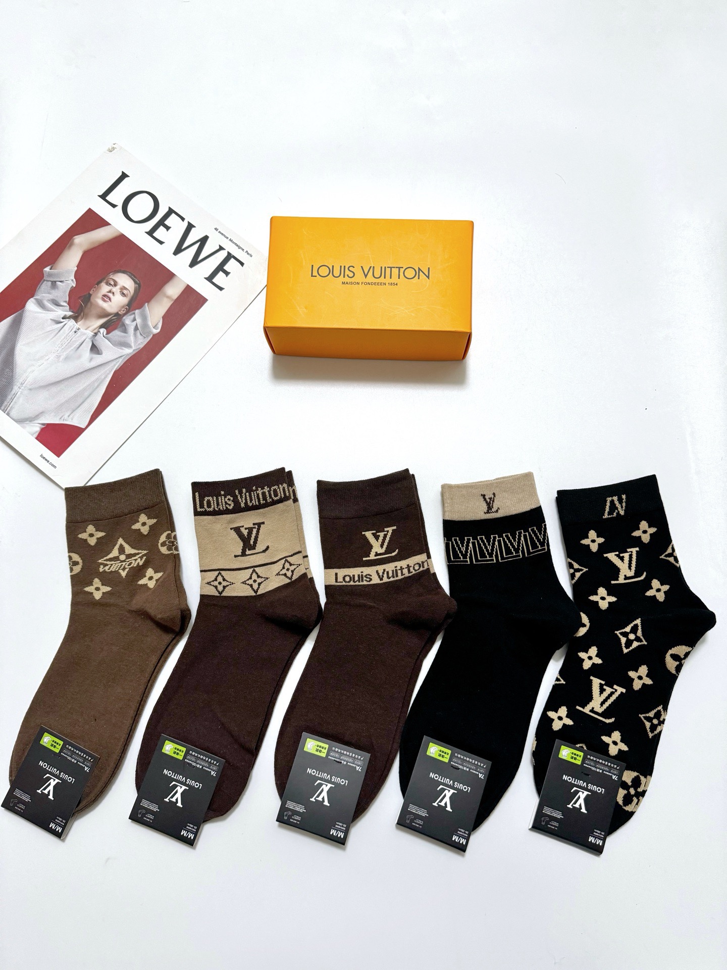 配包装🌟【一盒5 双】 🌟LV 路易威登 经典字母logo 纯棉短筒袜 ，男女同款 ，ins超火爆短袜，