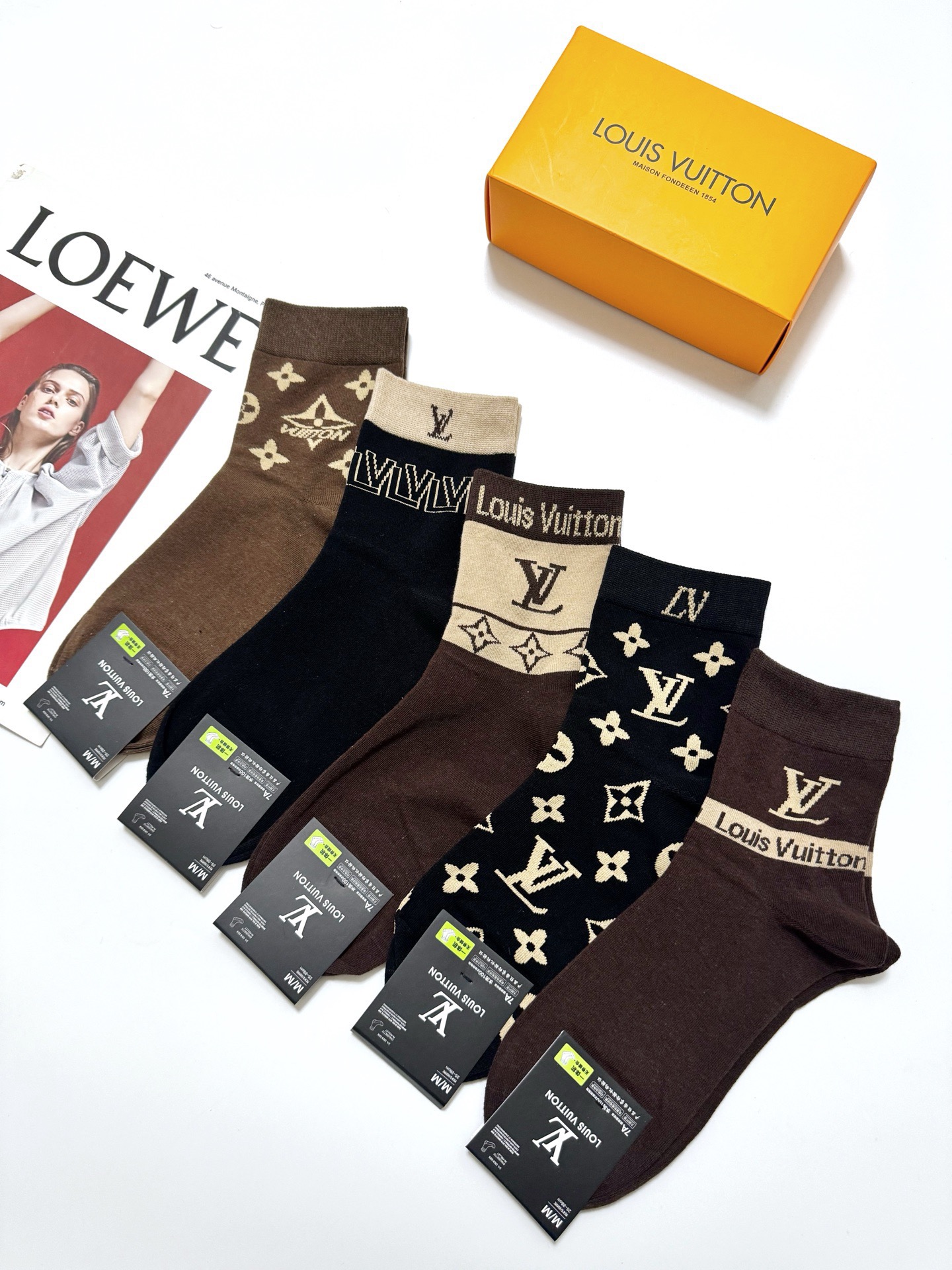 配包装🌟【一盒5 双】 🌟LV 路易威登 经典字母logo 纯棉短筒袜 ，男女同款 ，ins超火爆短袜，