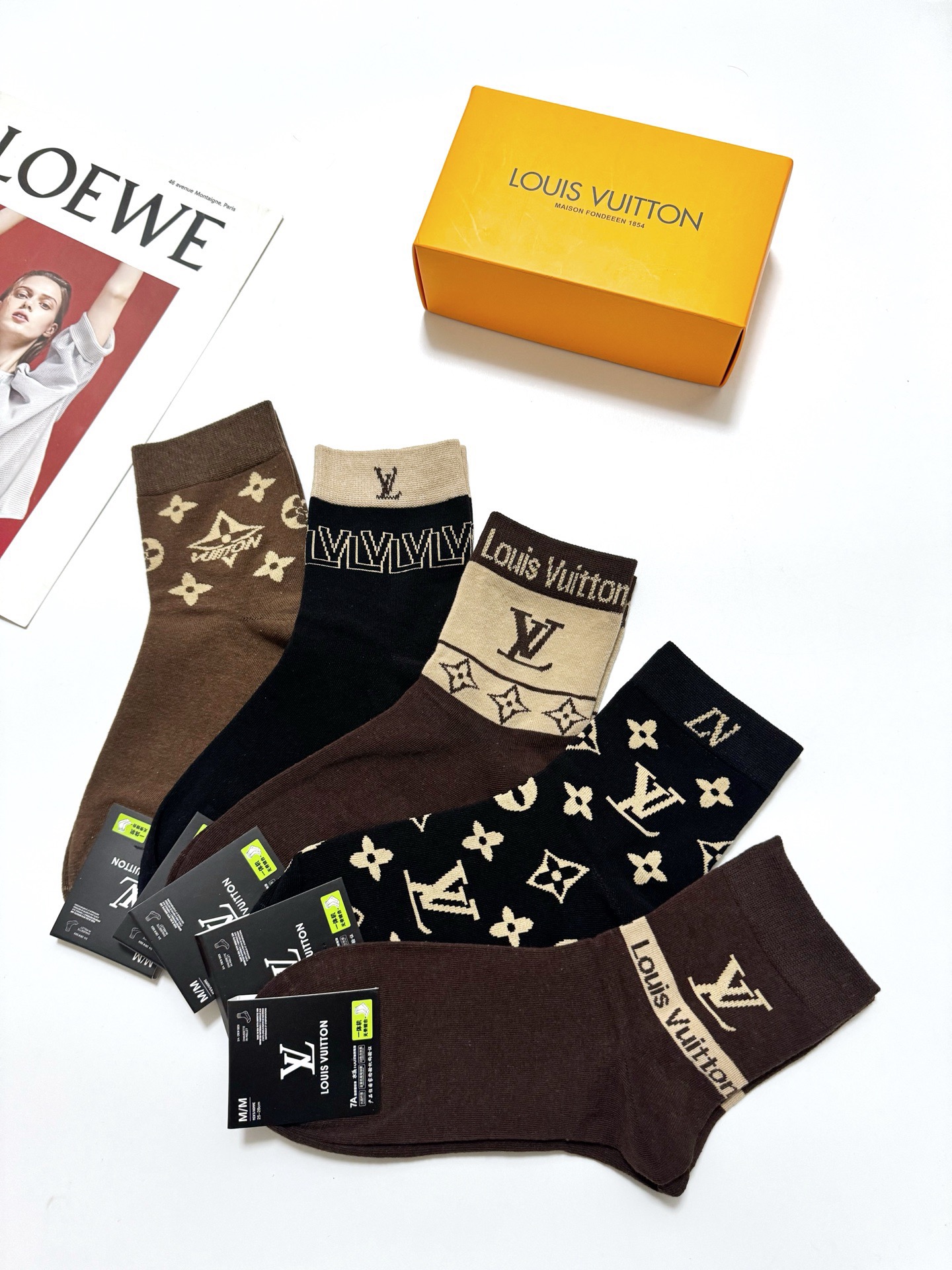 配包装🌟【一盒5 双】 🌟LV 路易威登 经典字母logo 纯棉短筒袜 ，男女同款 ，ins超火爆短袜，