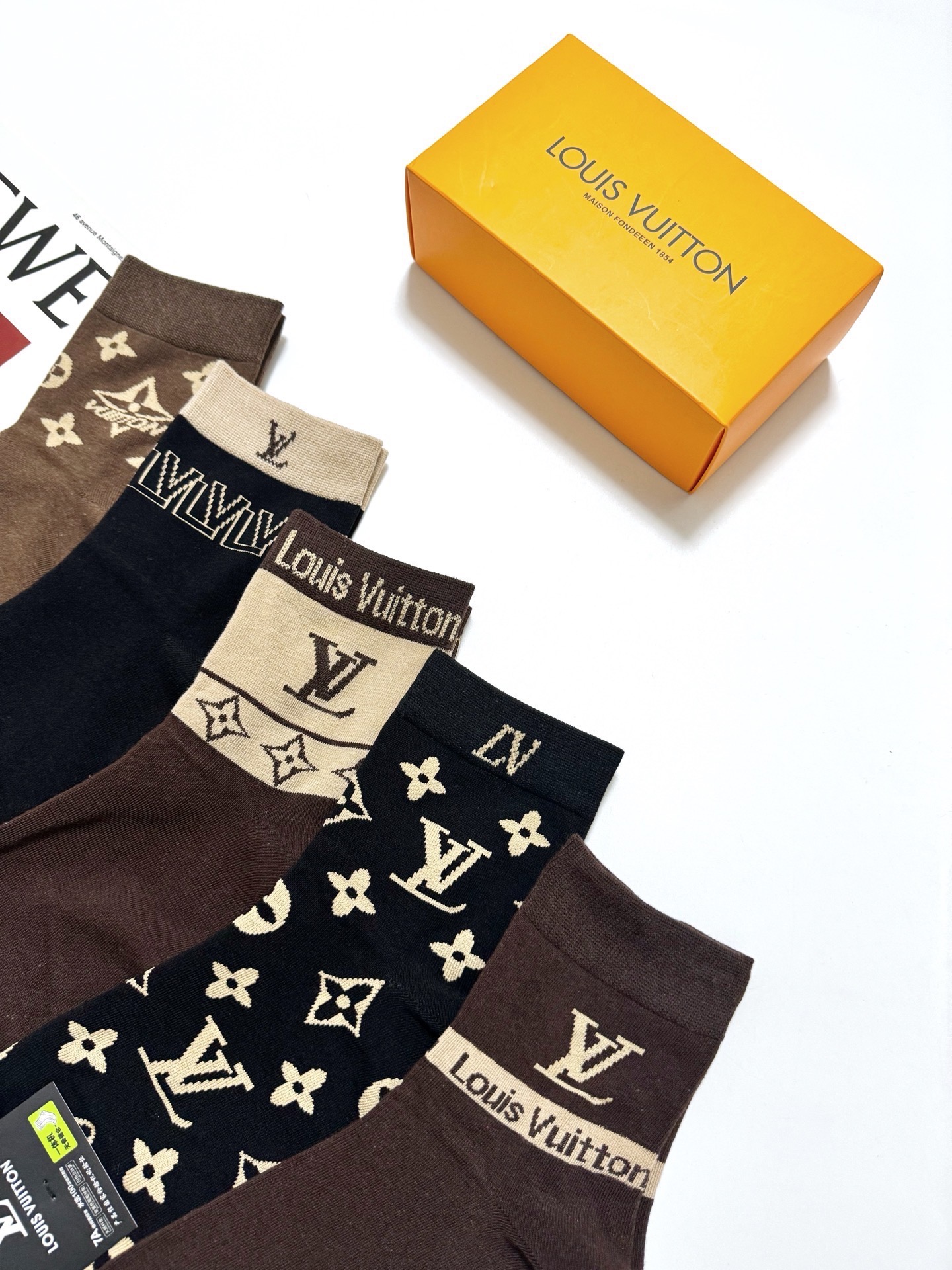 配包装🌟【一盒5 双】 🌟LV 路易威登 经典字母logo 纯棉短筒袜 ，男女同款 ，ins超火爆短袜，