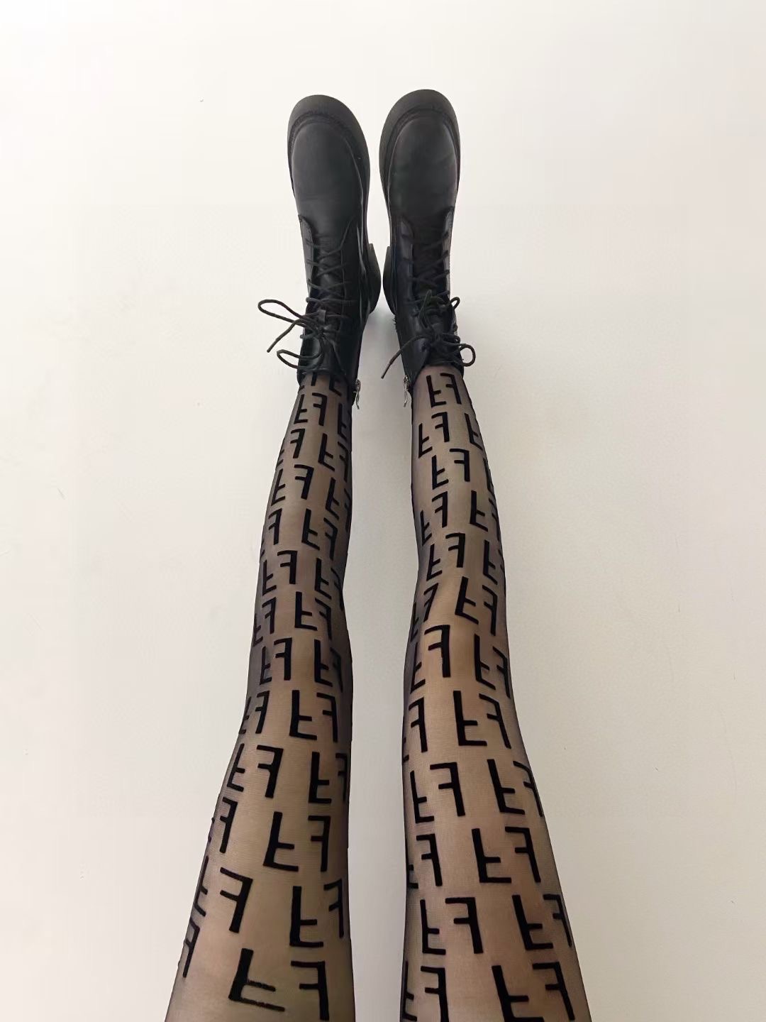 配包装【一盒一双】🌟FENDI 双F经典植绒老花字母丝袜 🌟好看到爆炸 ，欧美大牌丝袜🔥官网同款！一比一