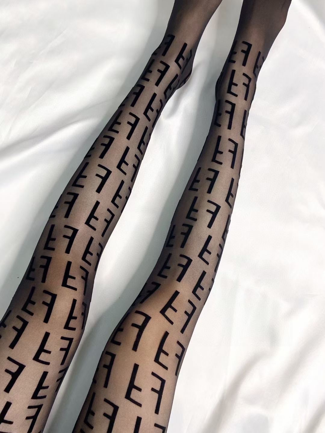 配包装【一盒一双】🌟FENDI 双F经典植绒老花字母丝袜 🌟好看到爆炸 ，欧美大牌丝袜🔥官网同款！一比一