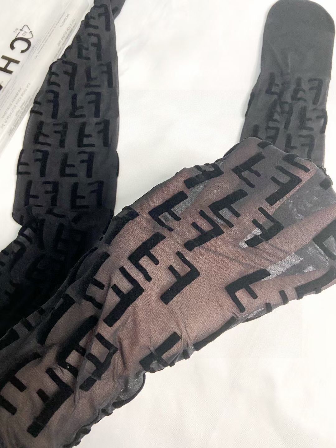 配包装【一盒一双】🌟FENDI 双F经典植绒老花字母丝袜 🌟好看到爆炸 ，欧美大牌丝袜🔥官网同款！一比一