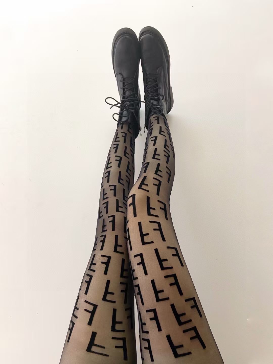 配包装【一盒一双】🌟FENDI 双F经典植绒老花字母丝袜 🌟好看到爆炸 ，欧美大牌丝袜🔥官网同款！一比一