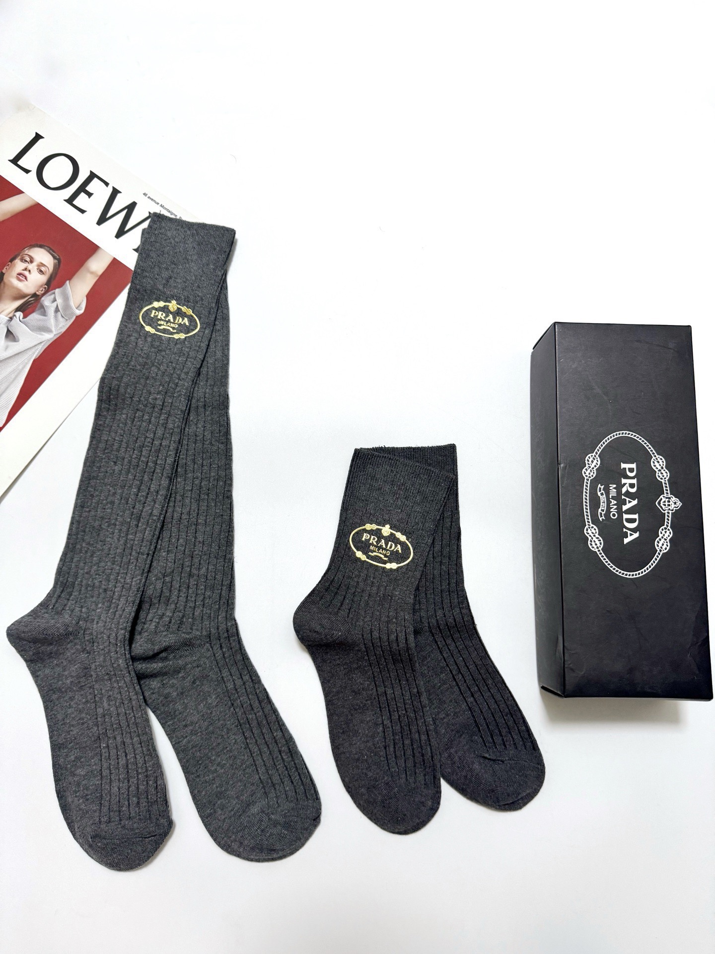 配包装🌟【一盒2双】🌟 Prada 普拉达 经典字母 长筒袜 短筒袜🔥双针针织材质，超完美结合，款式经典