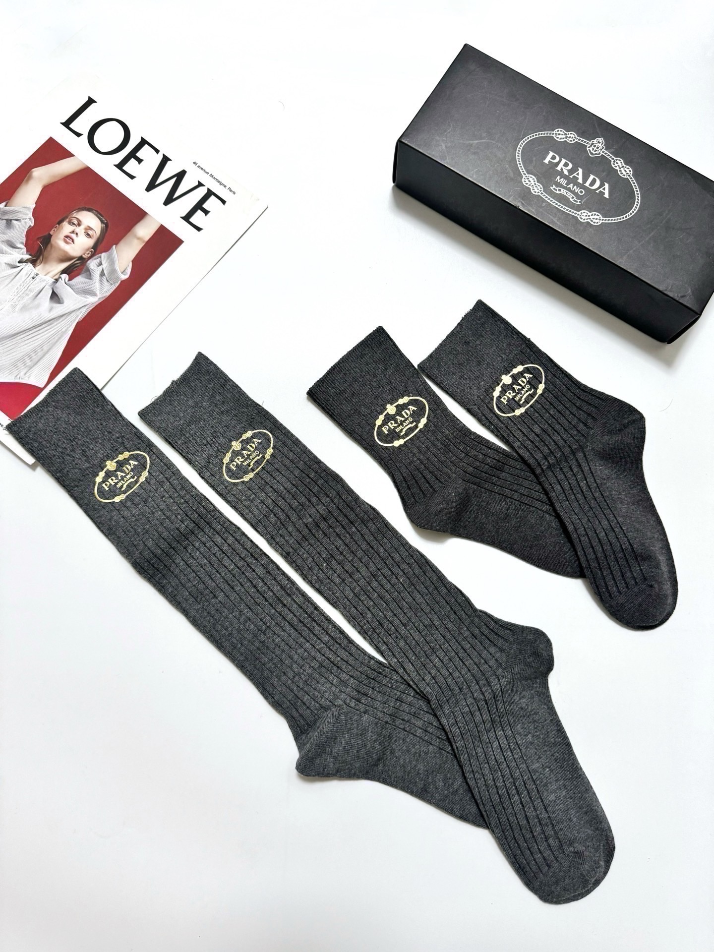 配包装🌟【一盒2双】🌟 Prada 普拉达 经典字母 长筒袜 短筒袜🔥双针针织材质，超完美结合，款式经典