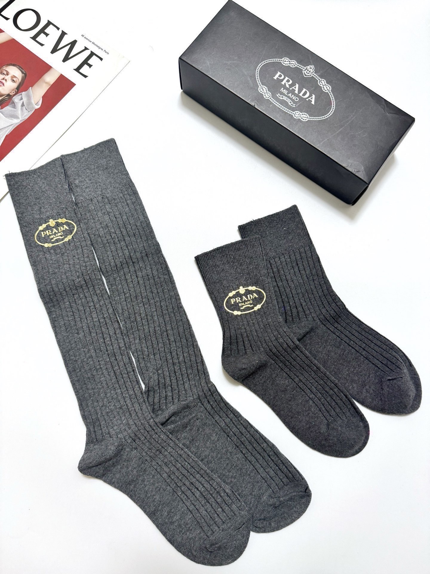 配包装🌟【一盒2双】🌟 Prada 普拉达 经典字母 长筒袜 短筒袜🔥双针针织材质，超完美结合，款式经典