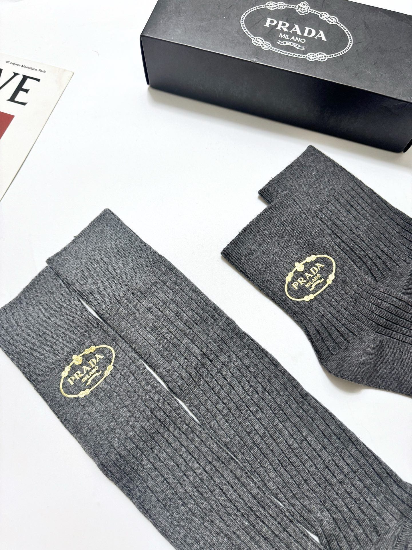配包装🌟【一盒2双】🌟 Prada 普拉达 经典字母 长筒袜 短筒袜🔥双针针织材质，超完美结合，款式经典
