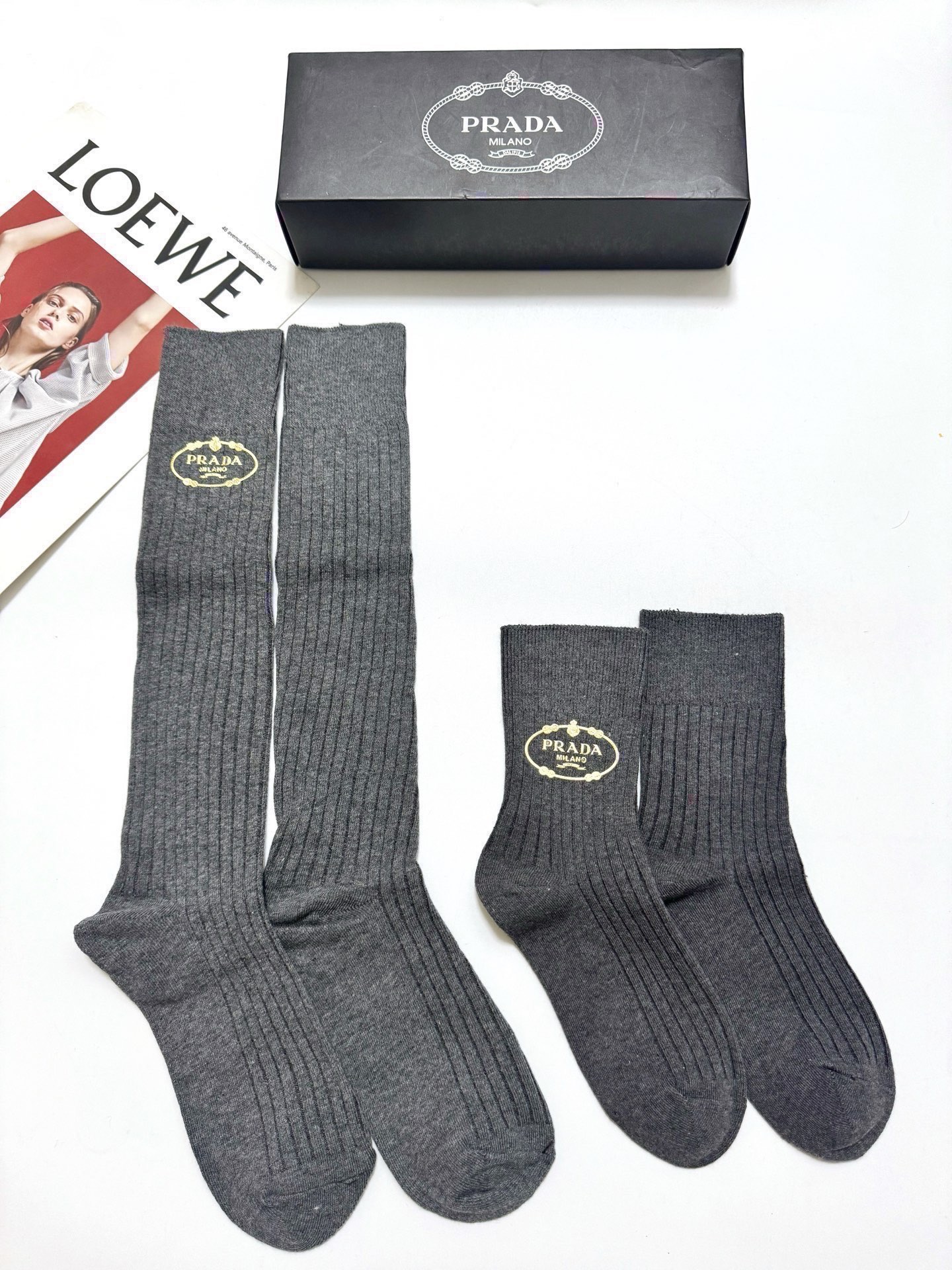 配包装🌟【一盒2双】🌟 Prada 普拉达 经典字母 长筒袜 短筒袜🔥双针针织材质，超完美结合，款式经典