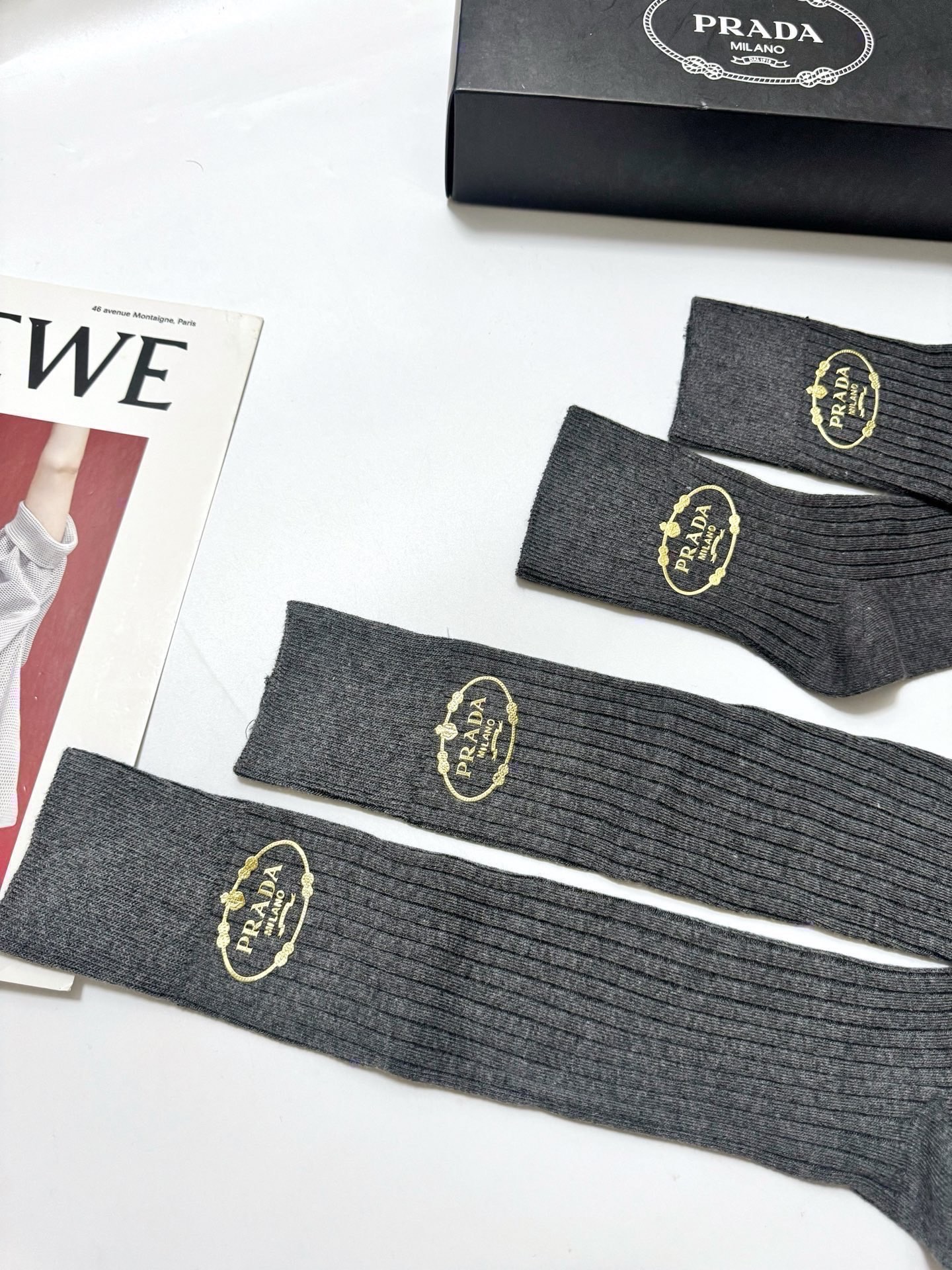 配包装🌟【一盒2双】🌟 Prada 普拉达 经典字母 长筒袜 短筒袜🔥双针针织材质，超完美结合，款式经典