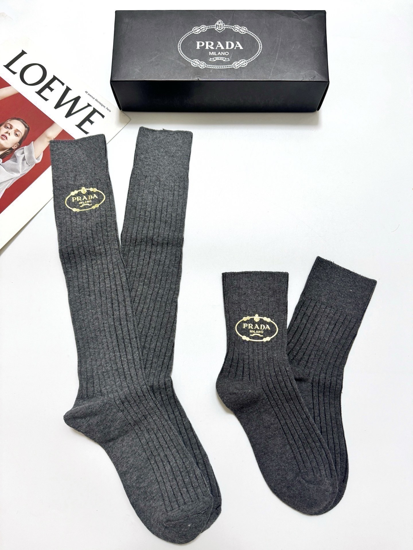 配包装🌟【一盒2双】🌟 Prada 普拉达 经典字母 长筒袜 短筒袜🔥双针针织材质，超完美结合，款式经典