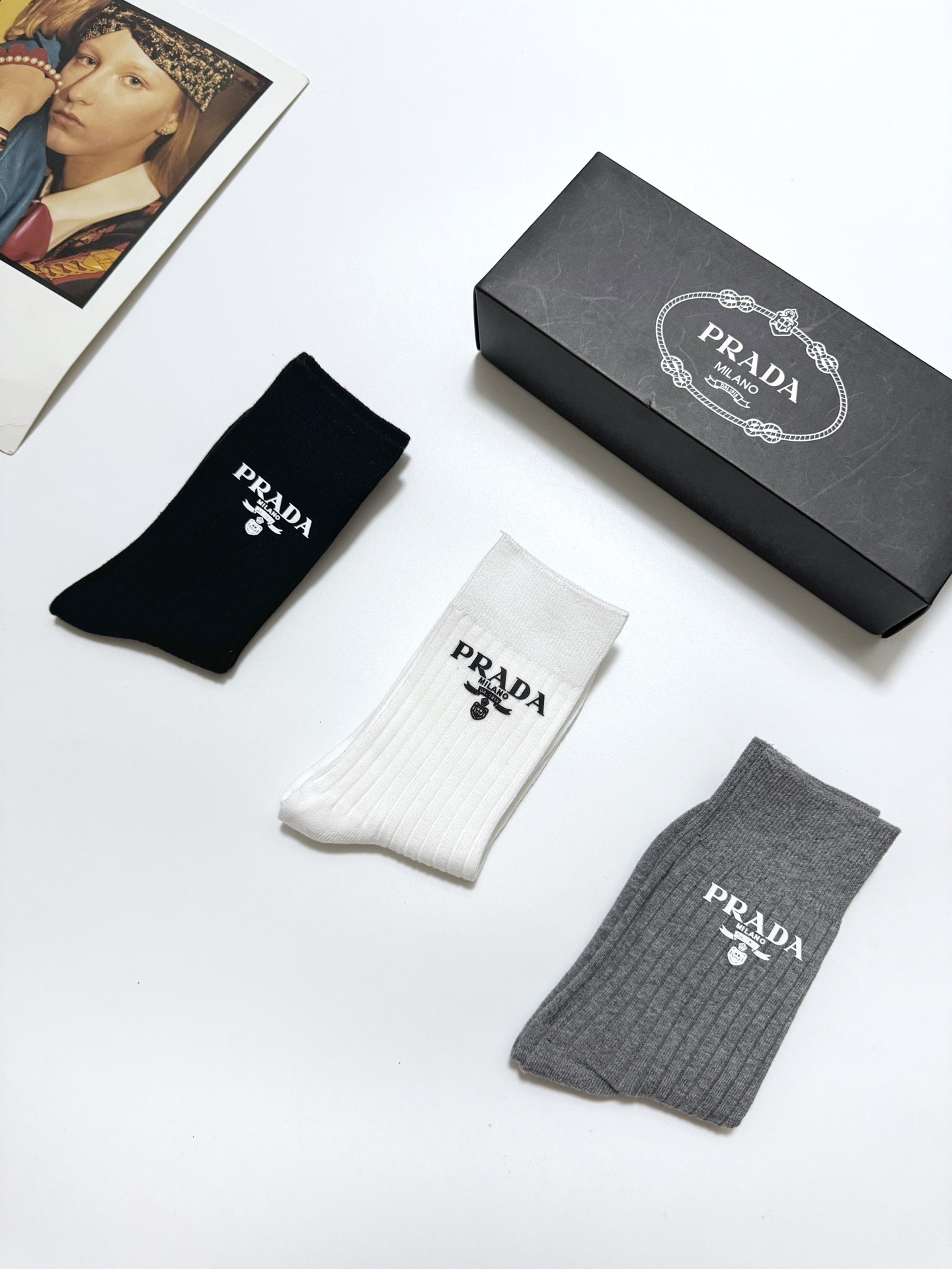配包装🌟【一盒3 双】🌟 Prada 经典字母logo纯棉 中筒袜 🌟经典配色个性时尚🌟ins爆款！专柜