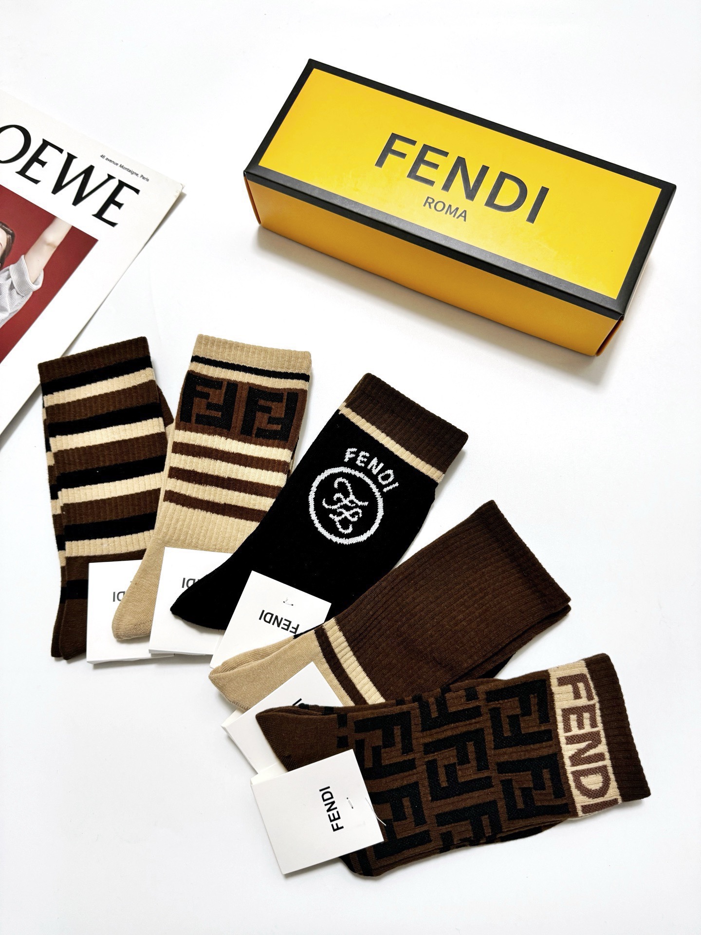 配包装🌟【一盒5 双】 🌟Fendi 芬迪 经典字母logo 纯棉中筒袜 ，ins超火爆中筒袜 纯棉小腿