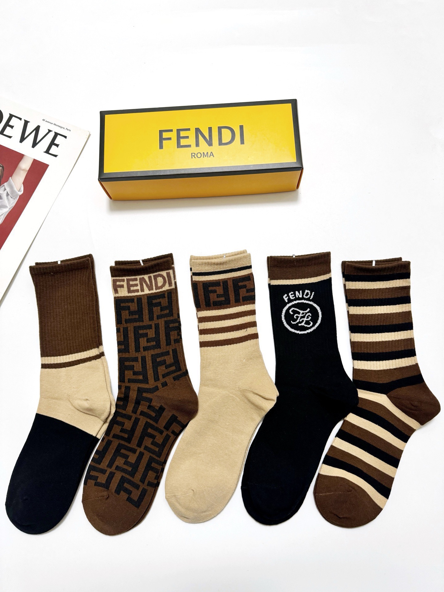 配包装🌟【一盒5 双】 🌟Fendi 芬迪 经典字母logo 纯棉中筒袜 ，ins超火爆中筒袜 纯棉小腿