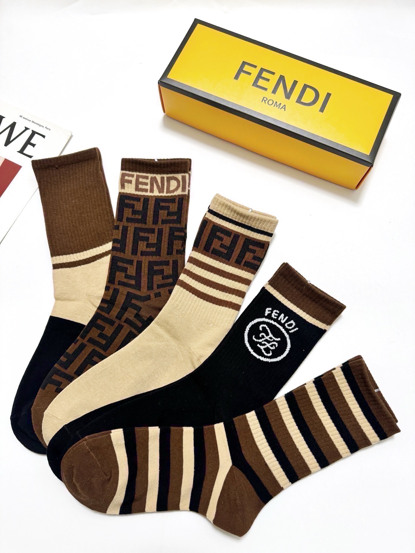 配包装🌟【一盒5 双】 🌟Fendi 芬迪 经典字母logo 纯棉中筒袜 ，ins超火爆中筒袜 纯棉小腿