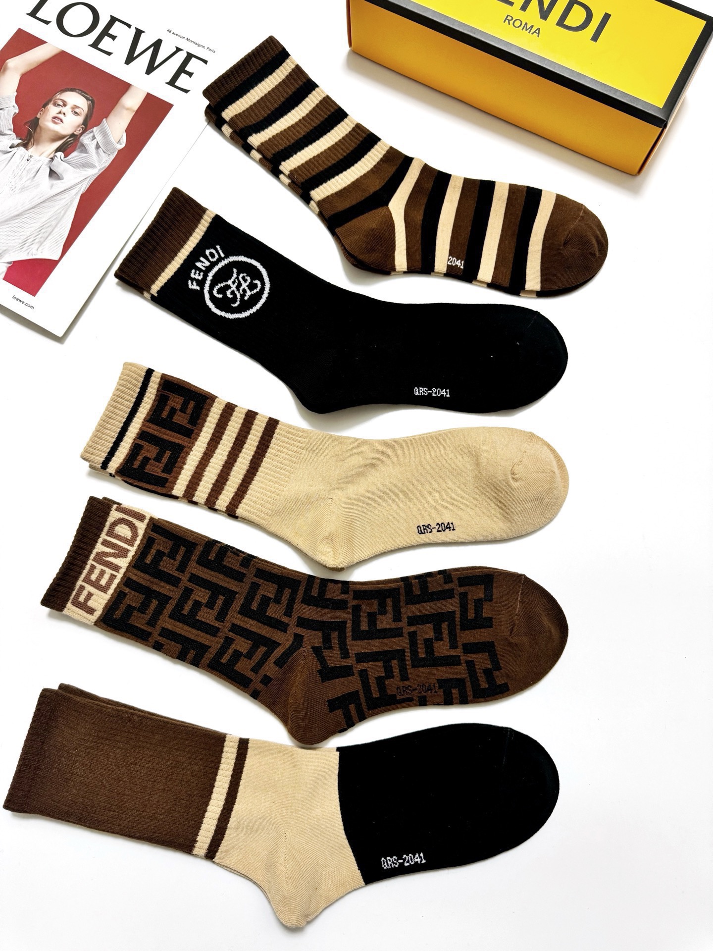 配包装🌟【一盒5 双】 🌟Fendi 芬迪 经典字母logo 纯棉中筒袜 ，ins超火爆中筒袜 纯棉小腿