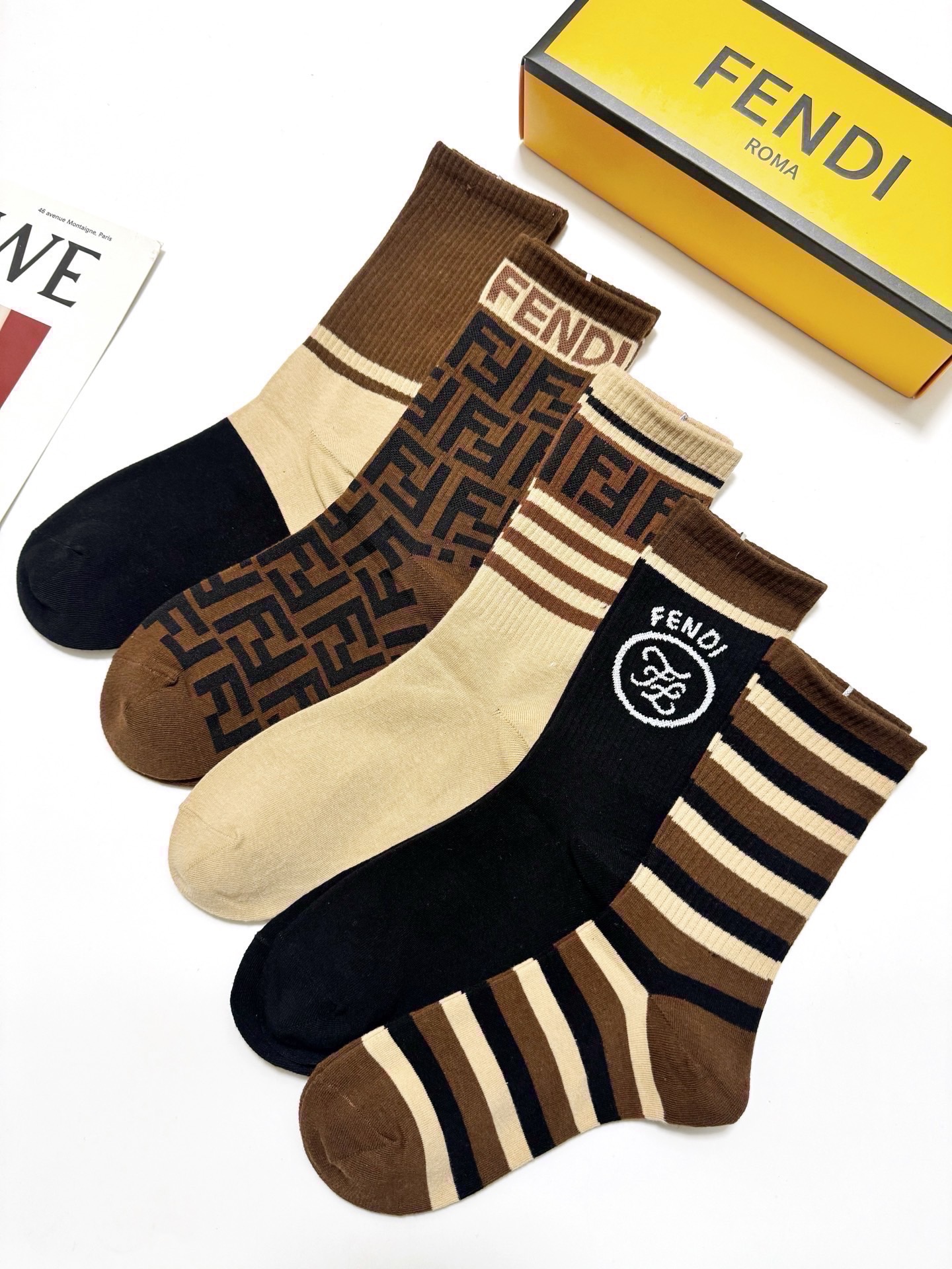 配包装🌟【一盒5 双】 🌟Fendi 芬迪 经典字母logo 纯棉中筒袜 ，ins超火爆中筒袜 纯棉小腿