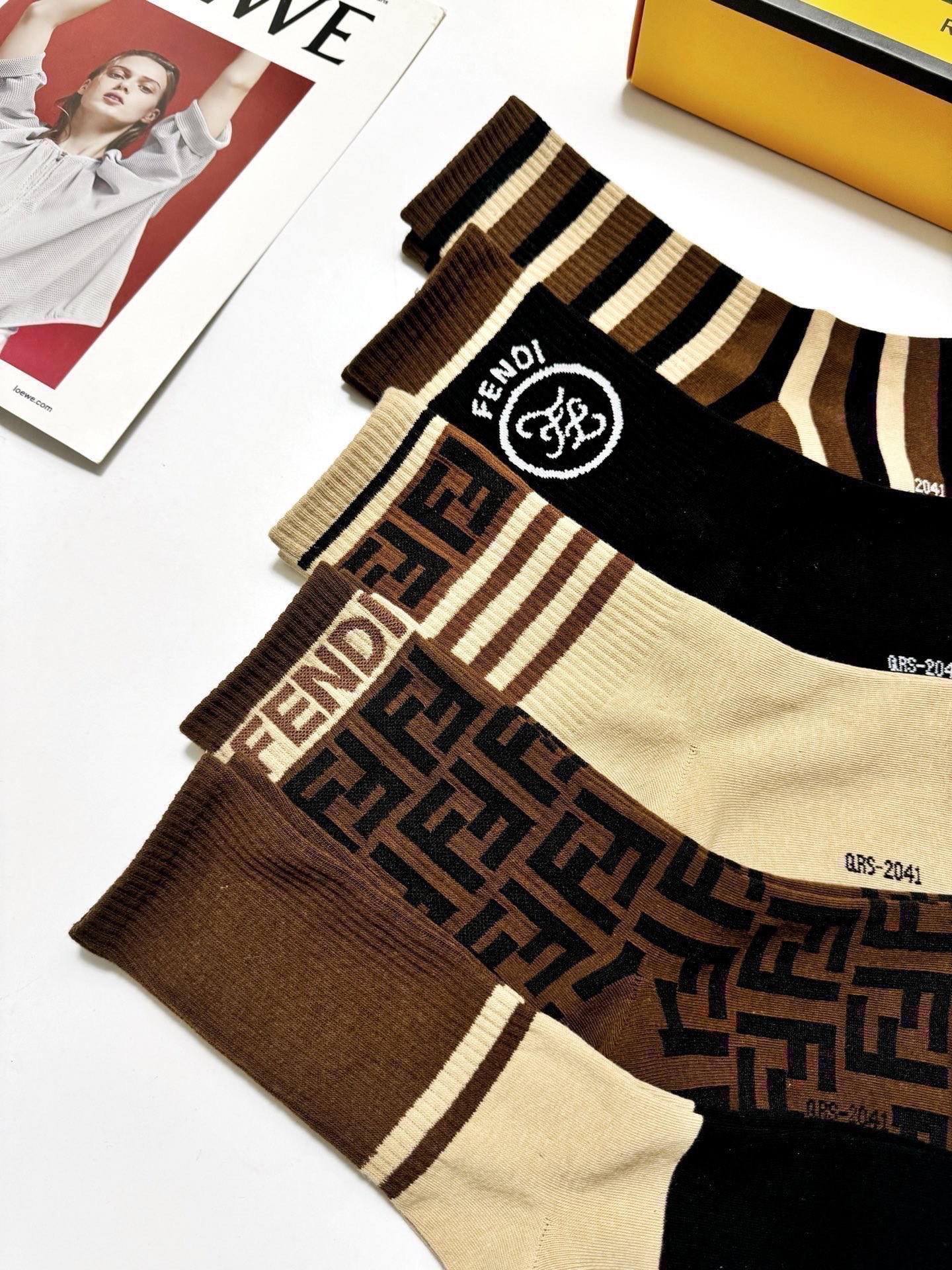 配包装🌟【一盒5 双】 🌟Fendi 芬迪 经典字母logo 纯棉中筒袜 ，ins超火爆中筒袜 纯棉小腿