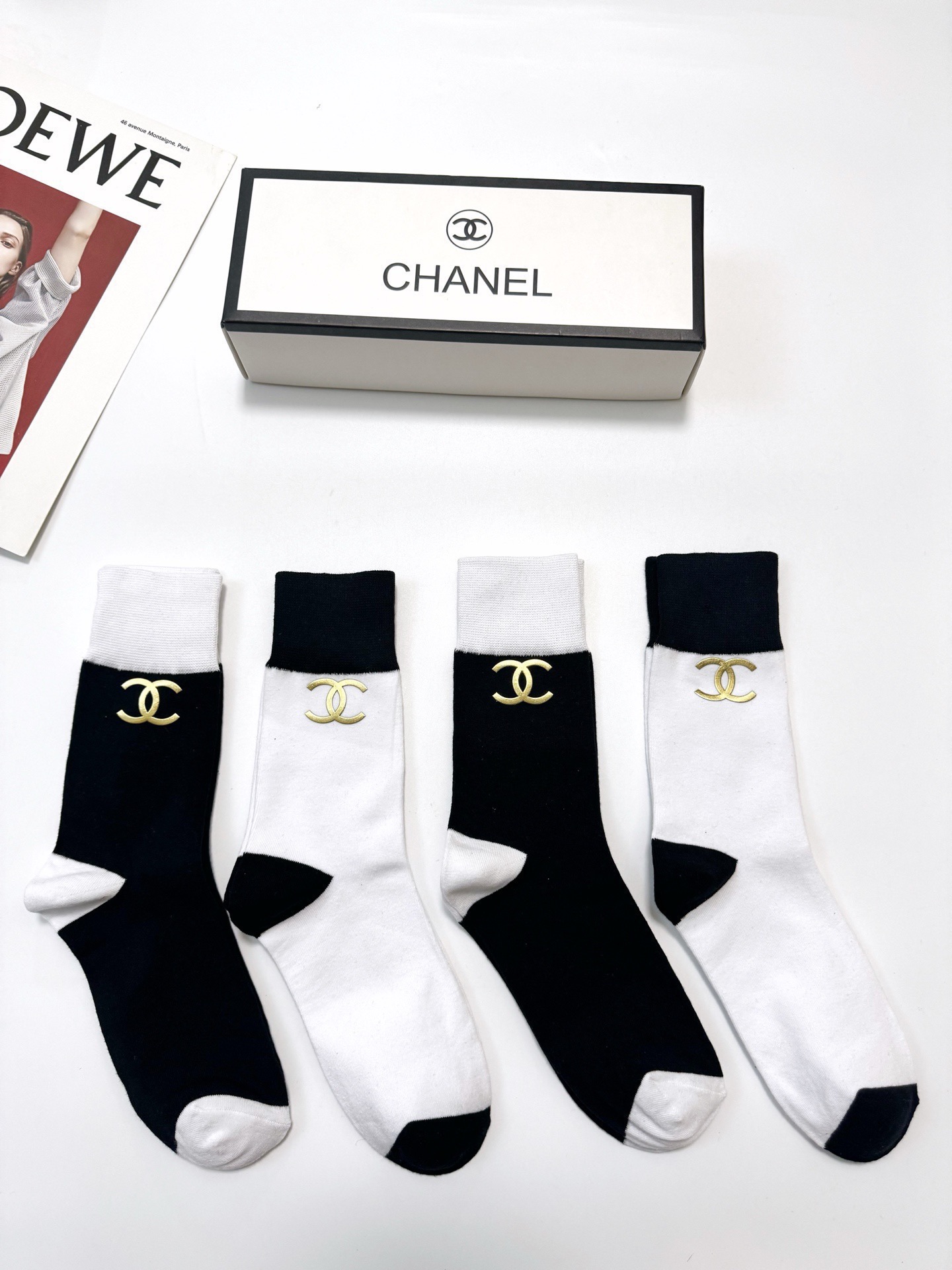 配包装🌟【一盒4 双】🌟Chanel香奈儿 欧美大牌 经典字母 logo纯棉 中筒袜 🌟ins爆款！专柜