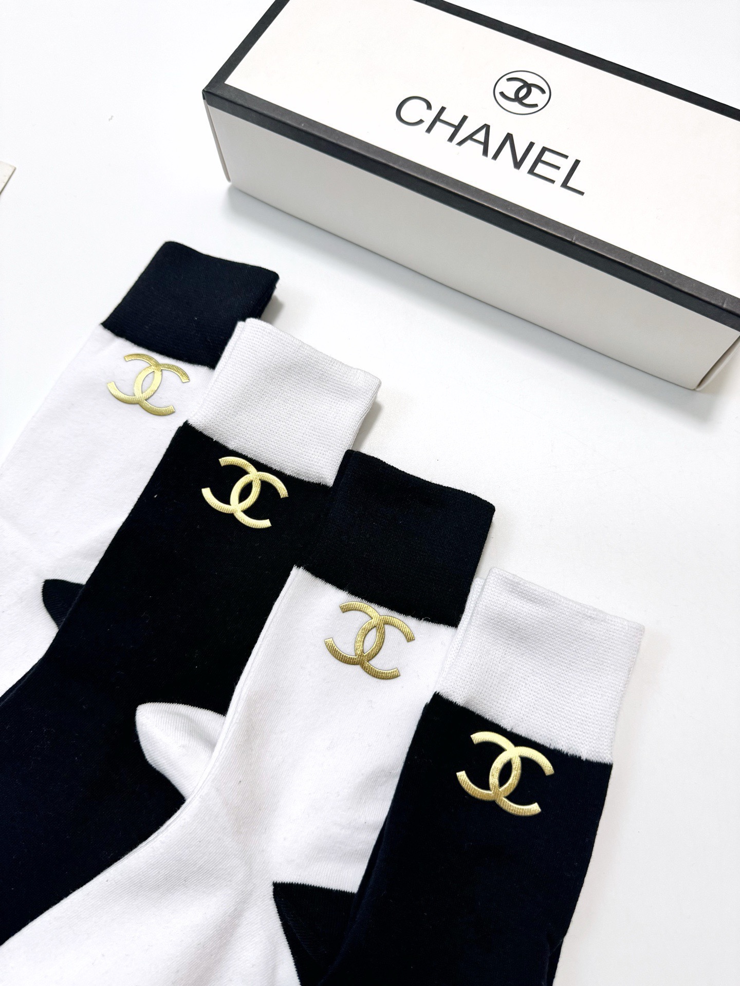 配包装🌟【一盒4 双】🌟Chanel香奈儿 欧美大牌 经典字母 logo纯棉 中筒袜 🌟ins爆款！专柜