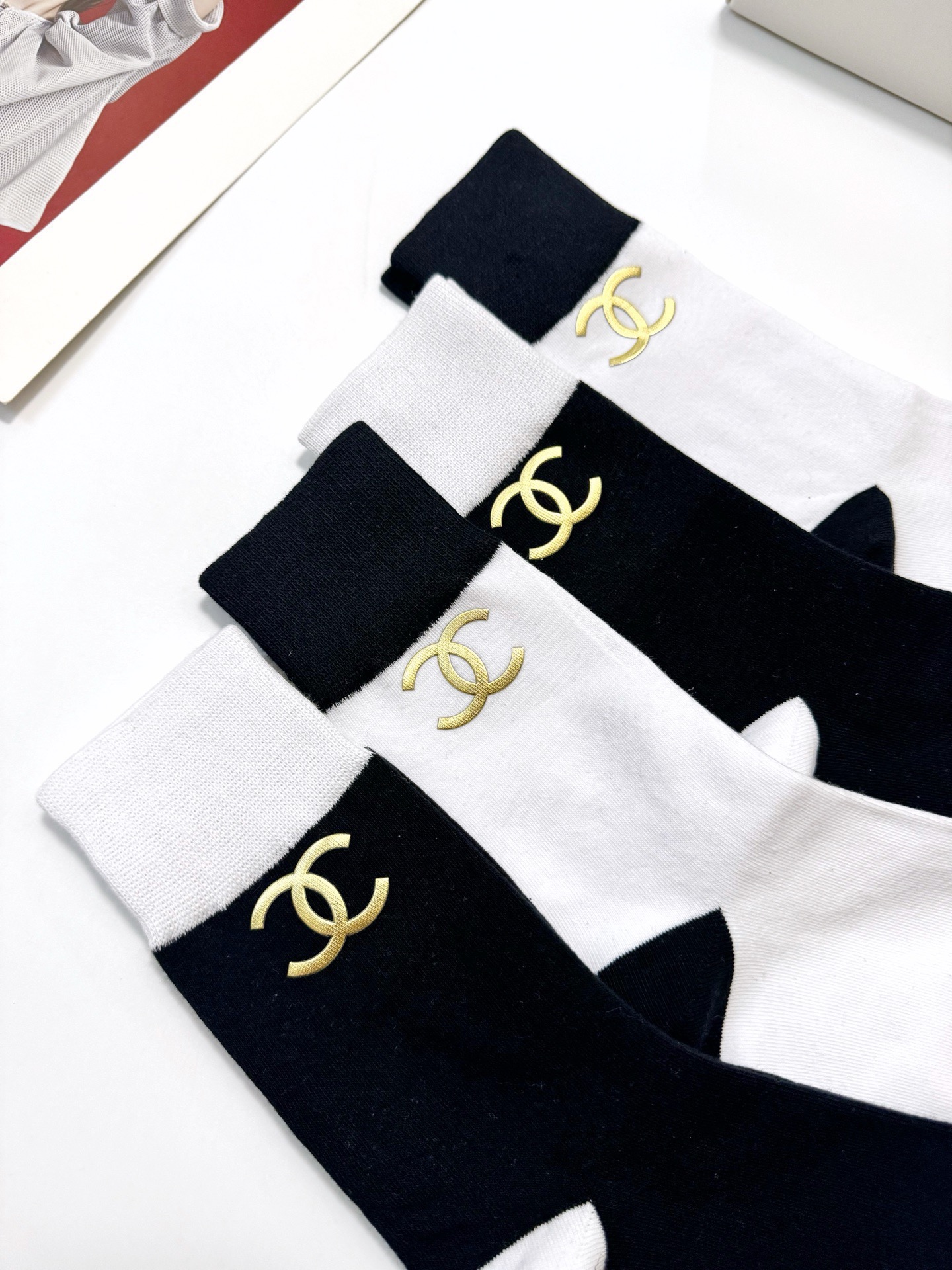 配包装🌟【一盒4 双】🌟Chanel香奈儿 欧美大牌 经典字母 logo纯棉 中筒袜 🌟ins爆款！专柜