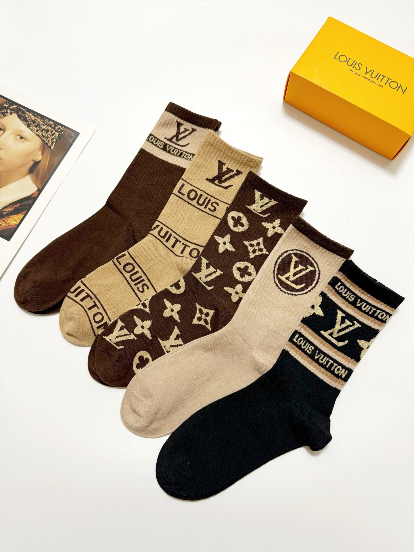配包装🌟【一盒5双】 🌟LV 路易威登 经典字母logo 纯棉中筒袜 ，ins超火爆短袜，纯棉面料，潮人