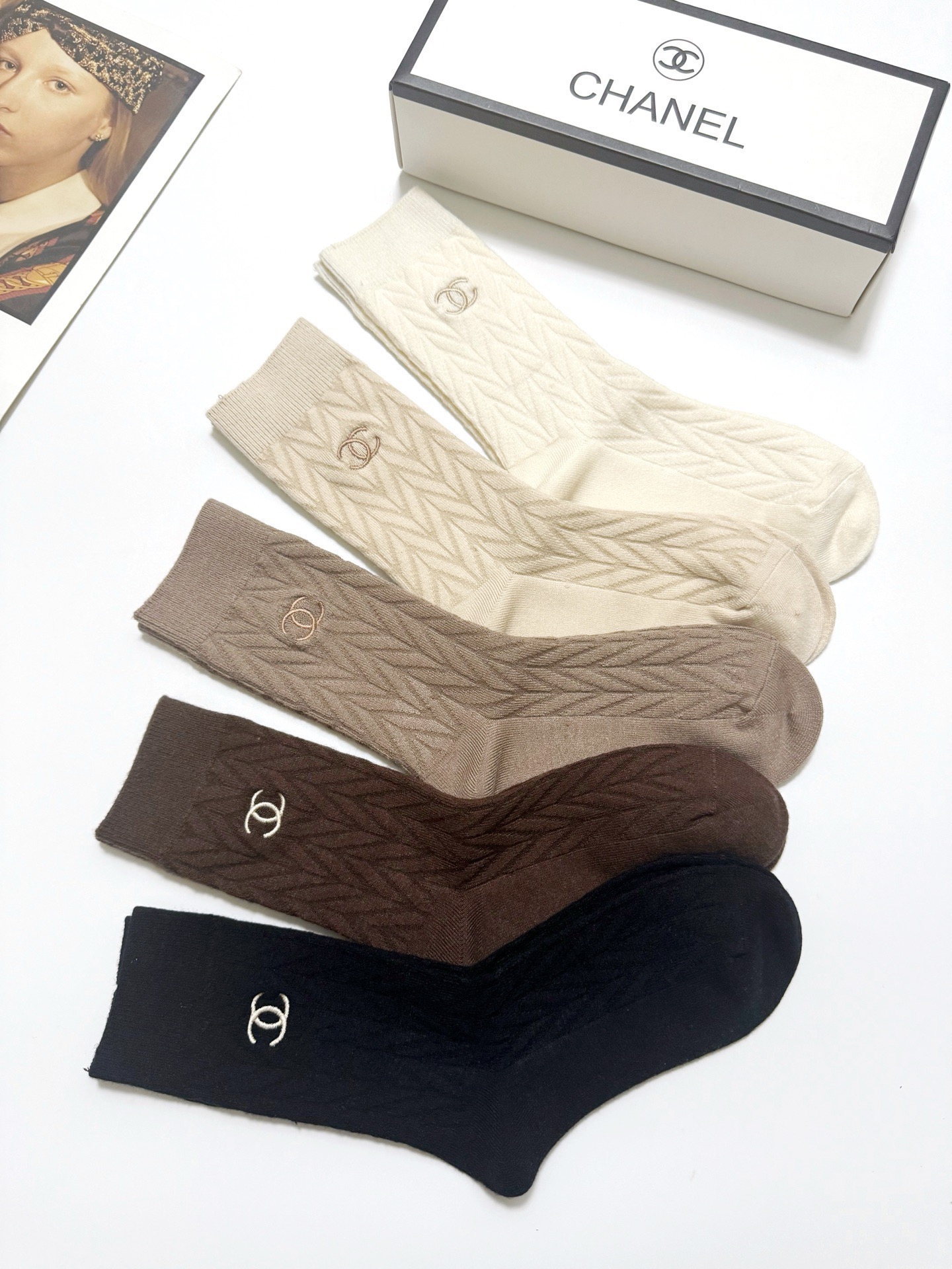 配包装🌟【一盒5双】🌟Chanel 香奈儿 经典字母 logo羊绒 中筒袜 ！超级软糯亲肤！🌟ins爆款