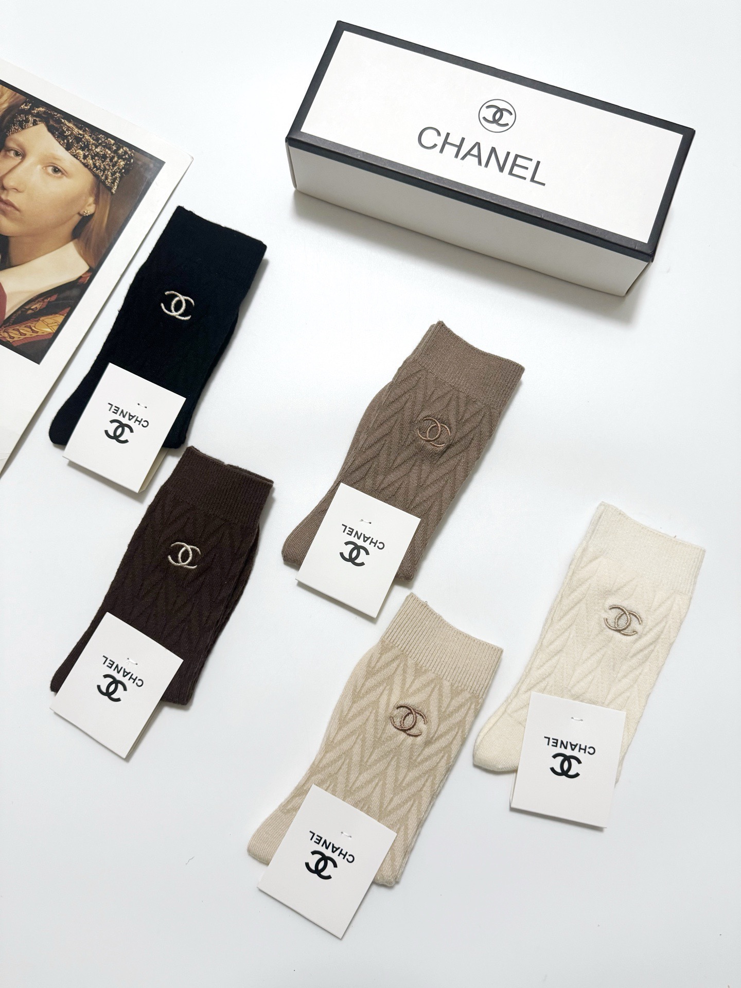 配包装🌟【一盒5双】🌟Chanel 香奈儿 经典字母 logo羊绒 中筒袜 ！超级软糯亲肤！🌟ins爆款