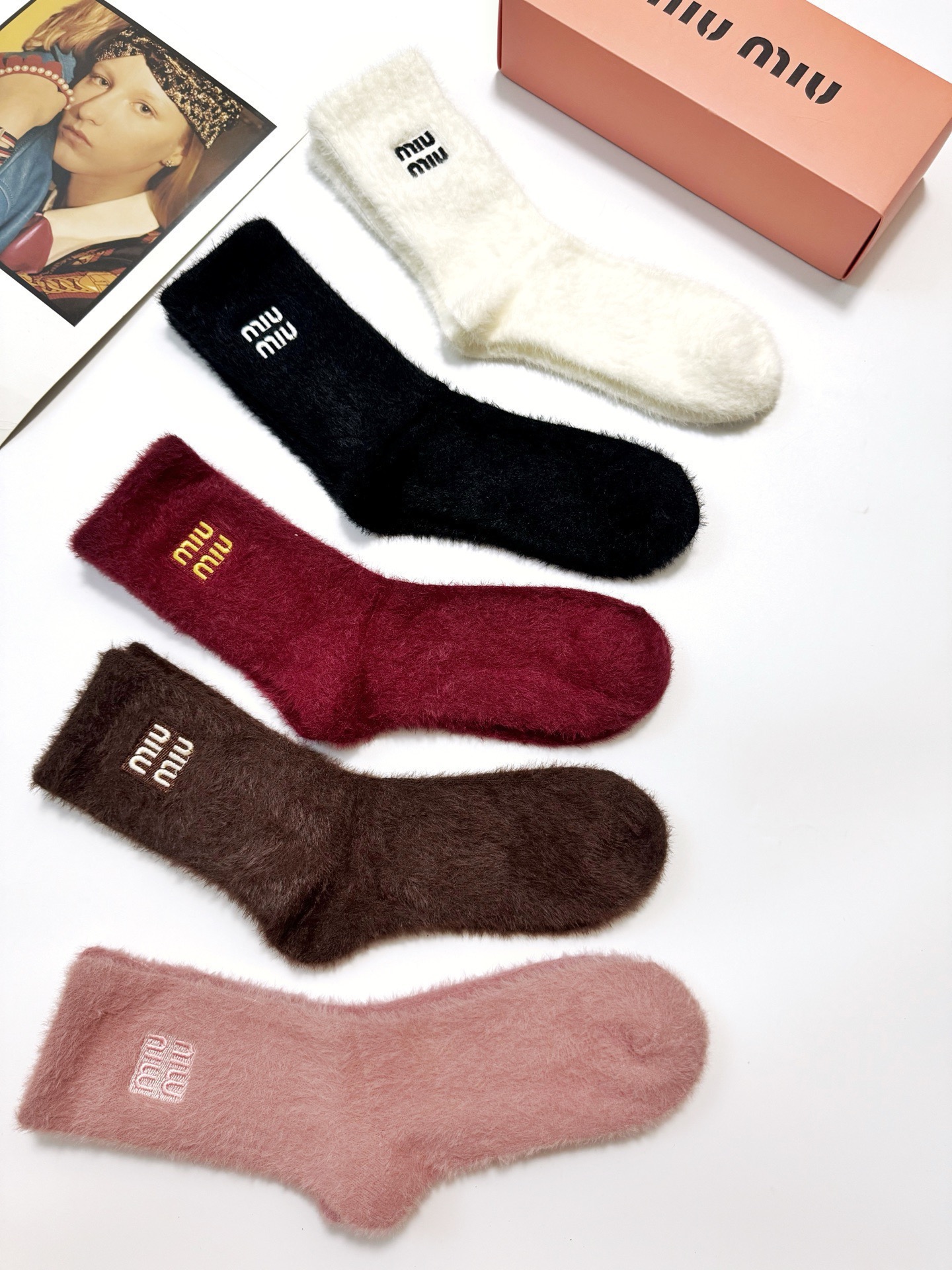 配包装🌟【一盒5 双】🌟缪缪 miumiu欧美大牌 经典字母 logo 水貂绒中筒袜 ！超级软糯亲肤！🌟