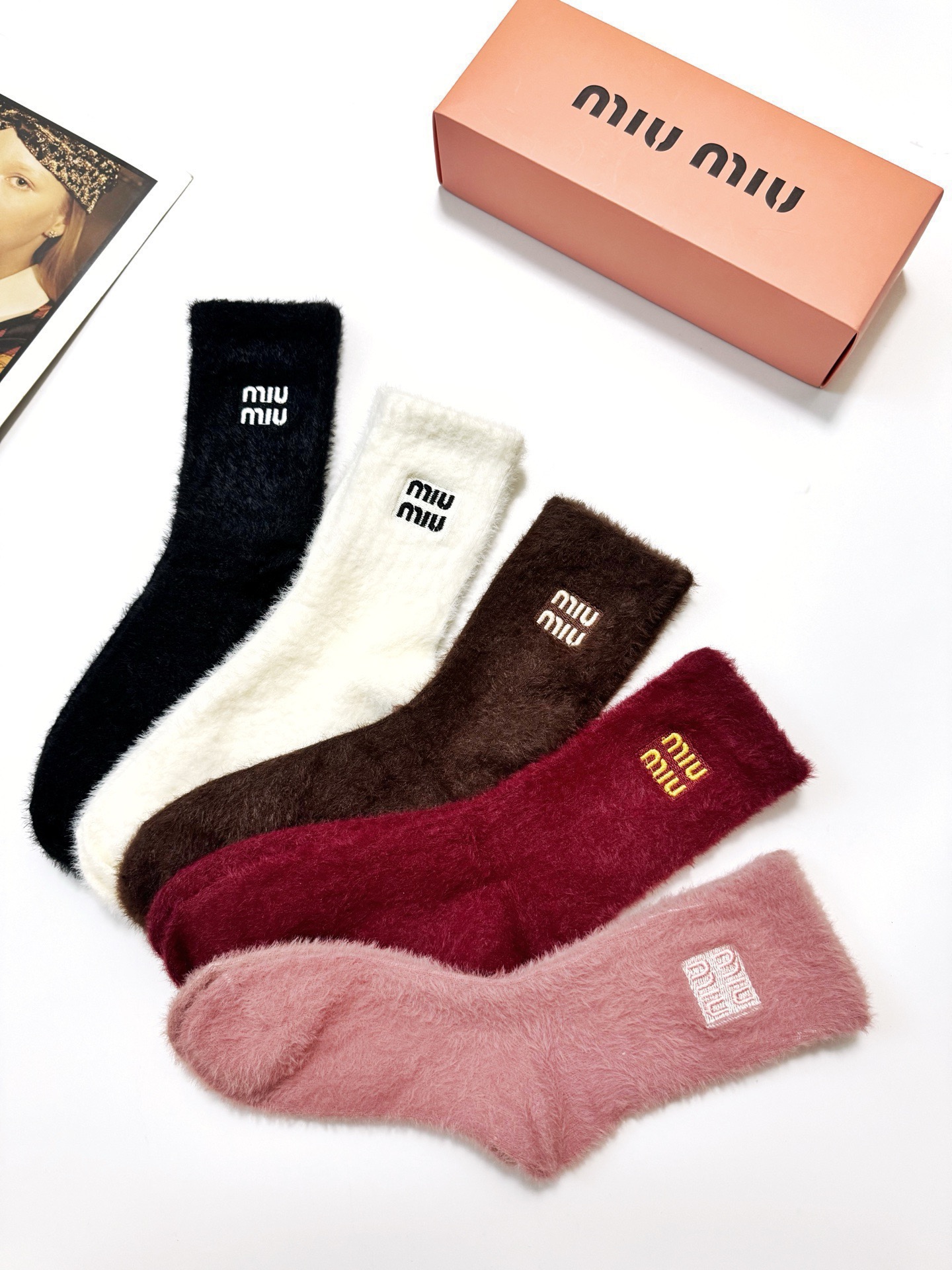 配包装🌟【一盒5 双】🌟缪缪 miumiu欧美大牌 经典字母 logo 水貂绒中筒袜 ！超级软糯亲肤！🌟