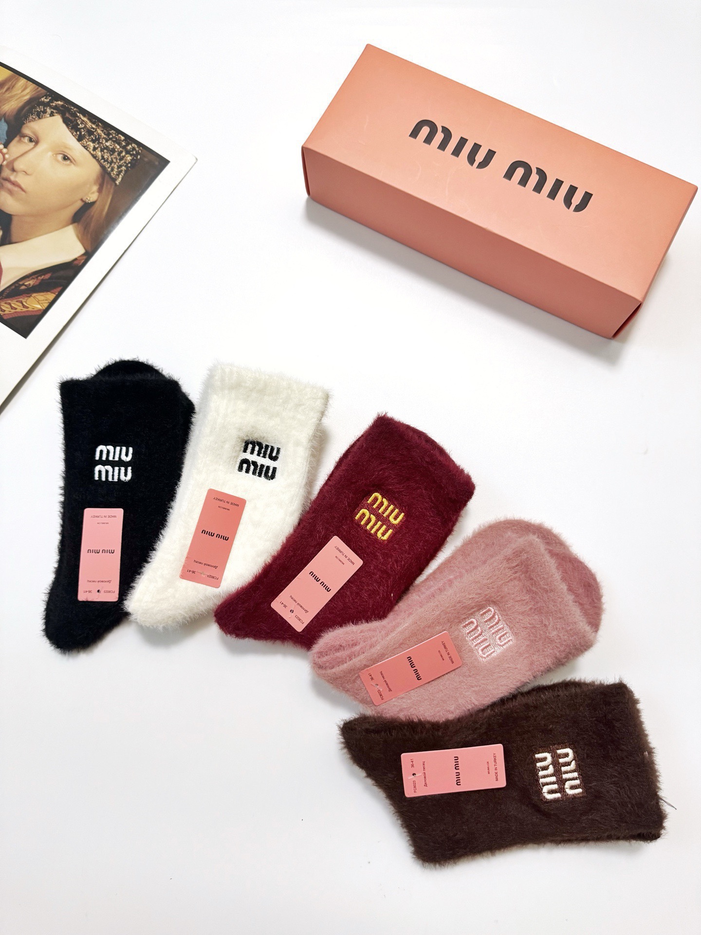 配包装🌟【一盒5 双】🌟缪缪 miumiu欧美大牌 经典字母 logo 水貂绒中筒袜 ！超级软糯亲肤！🌟