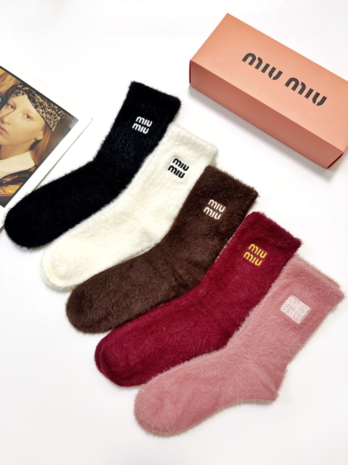 配包装🌟【一盒5 双】🌟缪缪 miumiu欧美大牌 经典字母 logo 水貂绒中筒袜 ！超级软糯亲肤！🌟