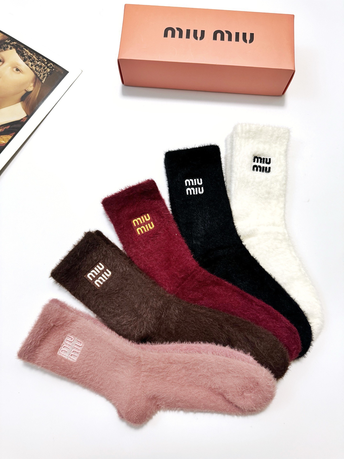配包装🌟【一盒5 双】🌟缪缪 miumiu欧美大牌 经典字母 logo 水貂绒中筒袜 ！超级软糯亲肤！🌟