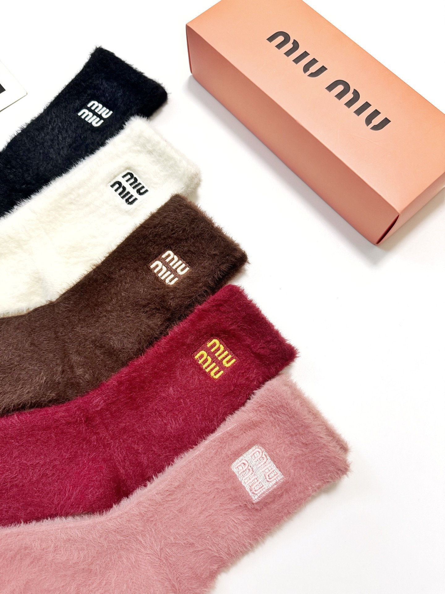 配包装🌟【一盒5 双】🌟缪缪 miumiu欧美大牌 经典字母 logo 水貂绒中筒袜 ！超级软糯亲肤！🌟