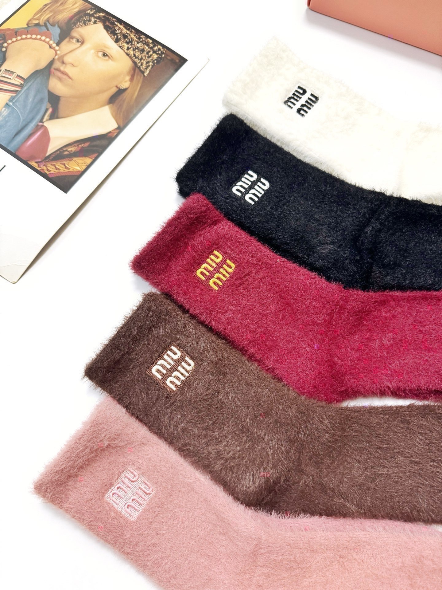 配包装🌟【一盒5 双】🌟缪缪 miumiu欧美大牌 经典字母 logo 水貂绒中筒袜 ！超级软糯亲肤！🌟