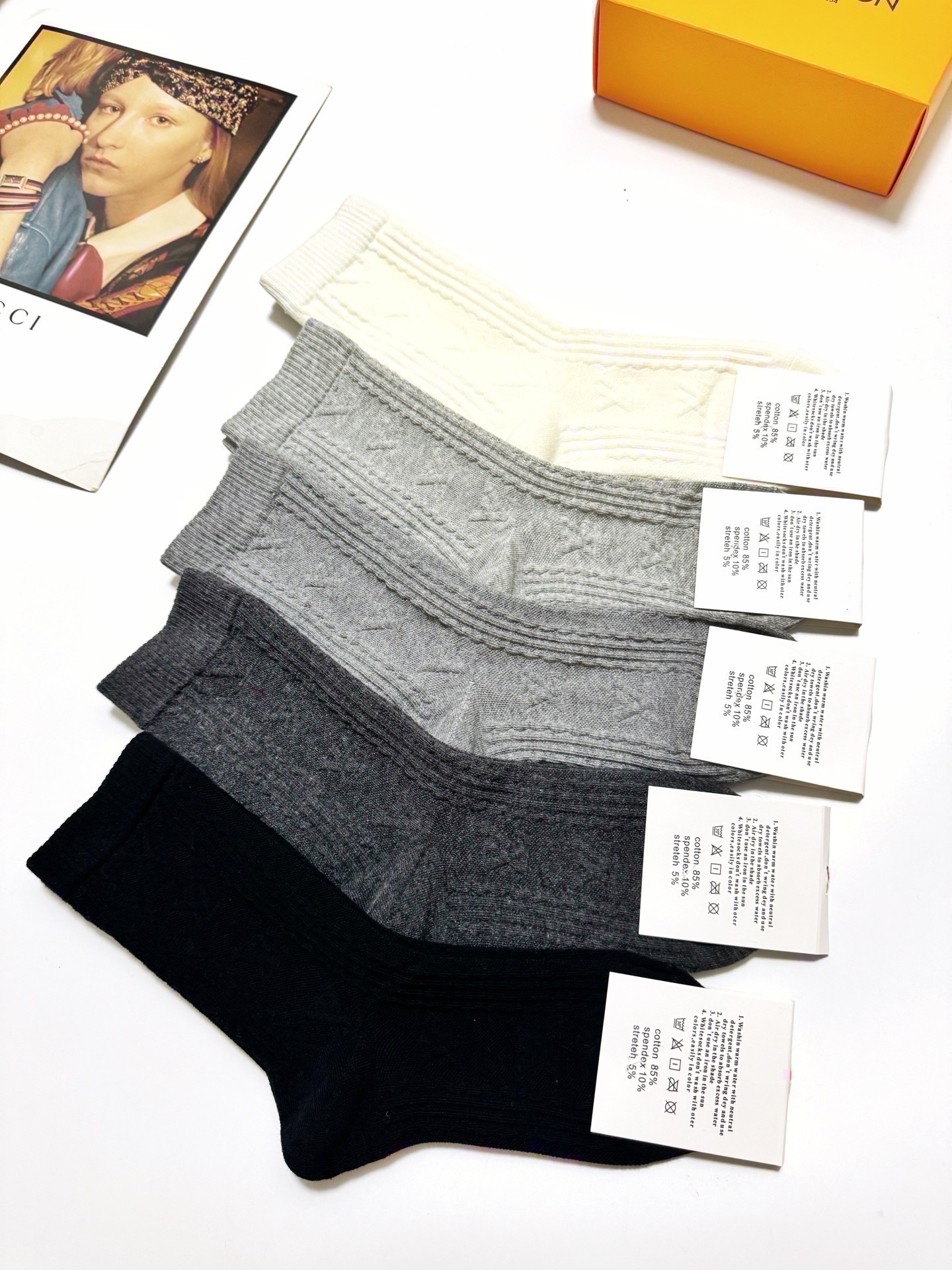 配包装🌟【一盒5双】 🌟LV 路易威登 经典浮雕 字母logo 纯棉中筒袜 ，ins超火爆短袜，纯棉面料