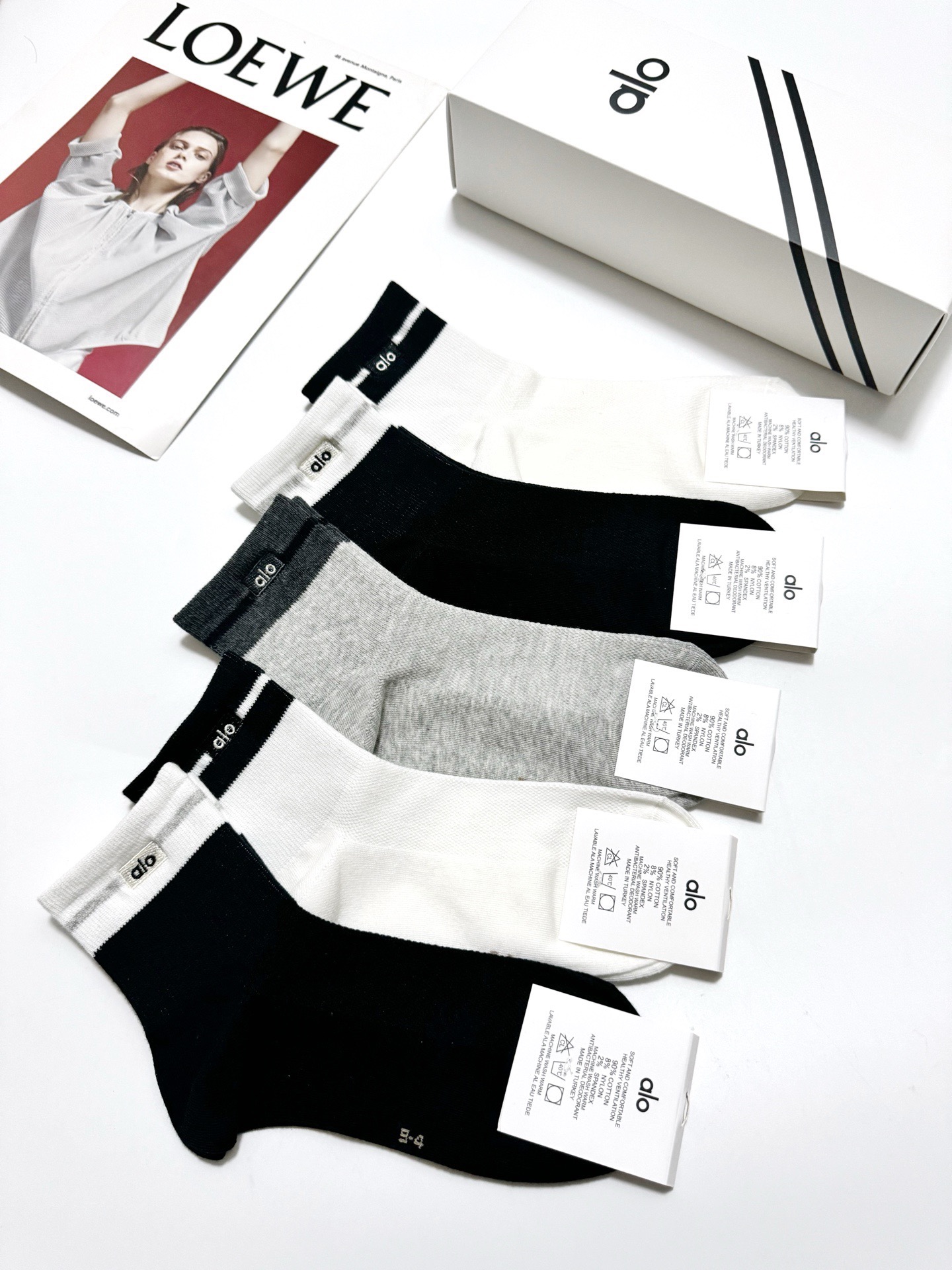 配包装🌟【一盒5 双】 🌟alo 经典刺绣字母logo 纯棉 中筒袜 ，软糯亲肤，ins超火爆配色 ，秋