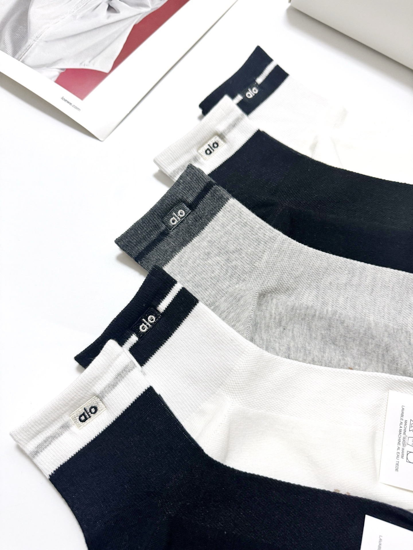 配包装🌟【一盒5 双】 🌟alo 经典刺绣字母logo 纯棉 中筒袜 ，软糯亲肤，ins超火爆配色 ，秋