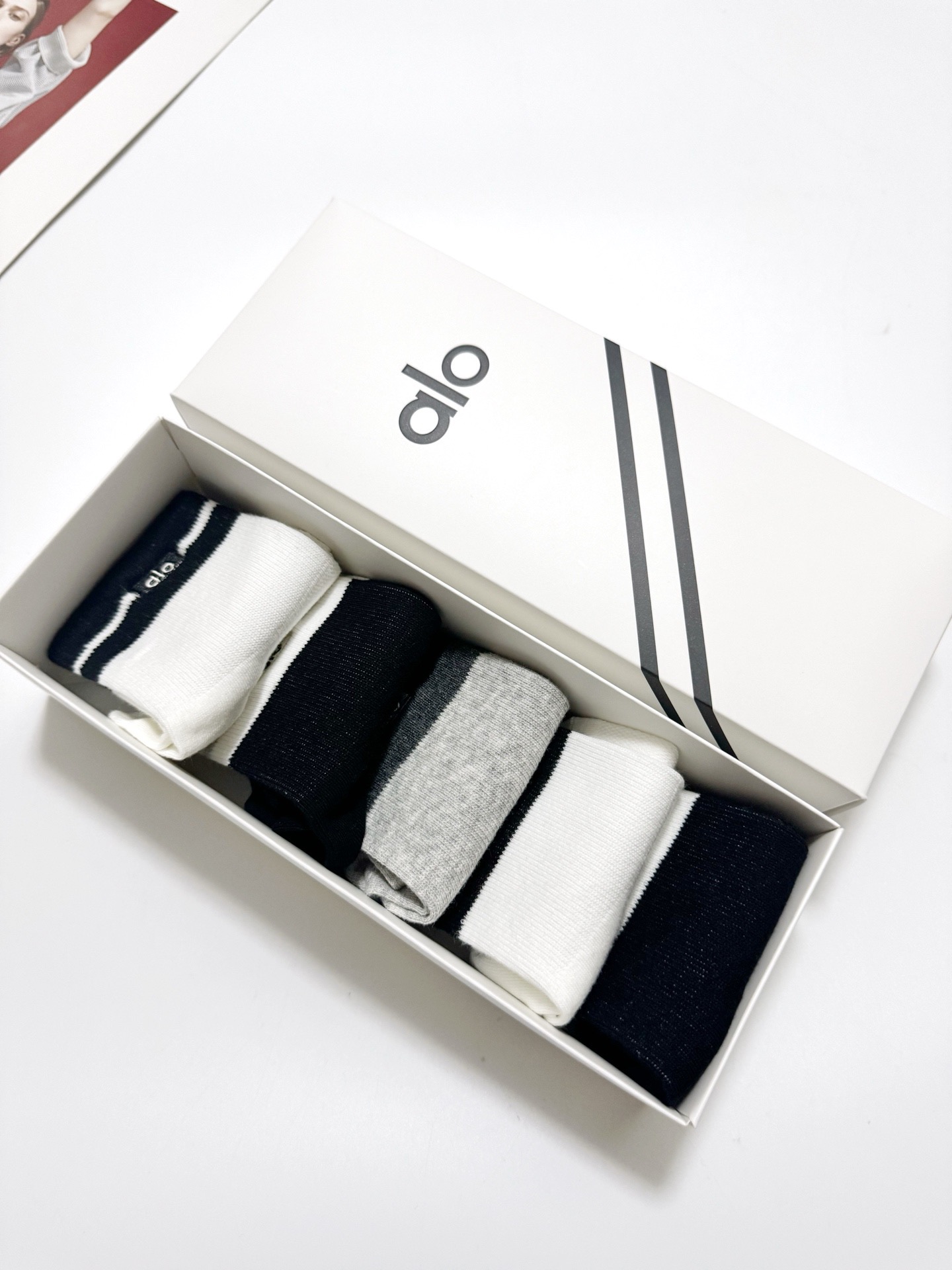 配包装🌟【一盒5 双】 🌟alo 经典刺绣字母logo 纯棉 中筒袜 ，软糯亲肤，ins超火爆配色 ，秋