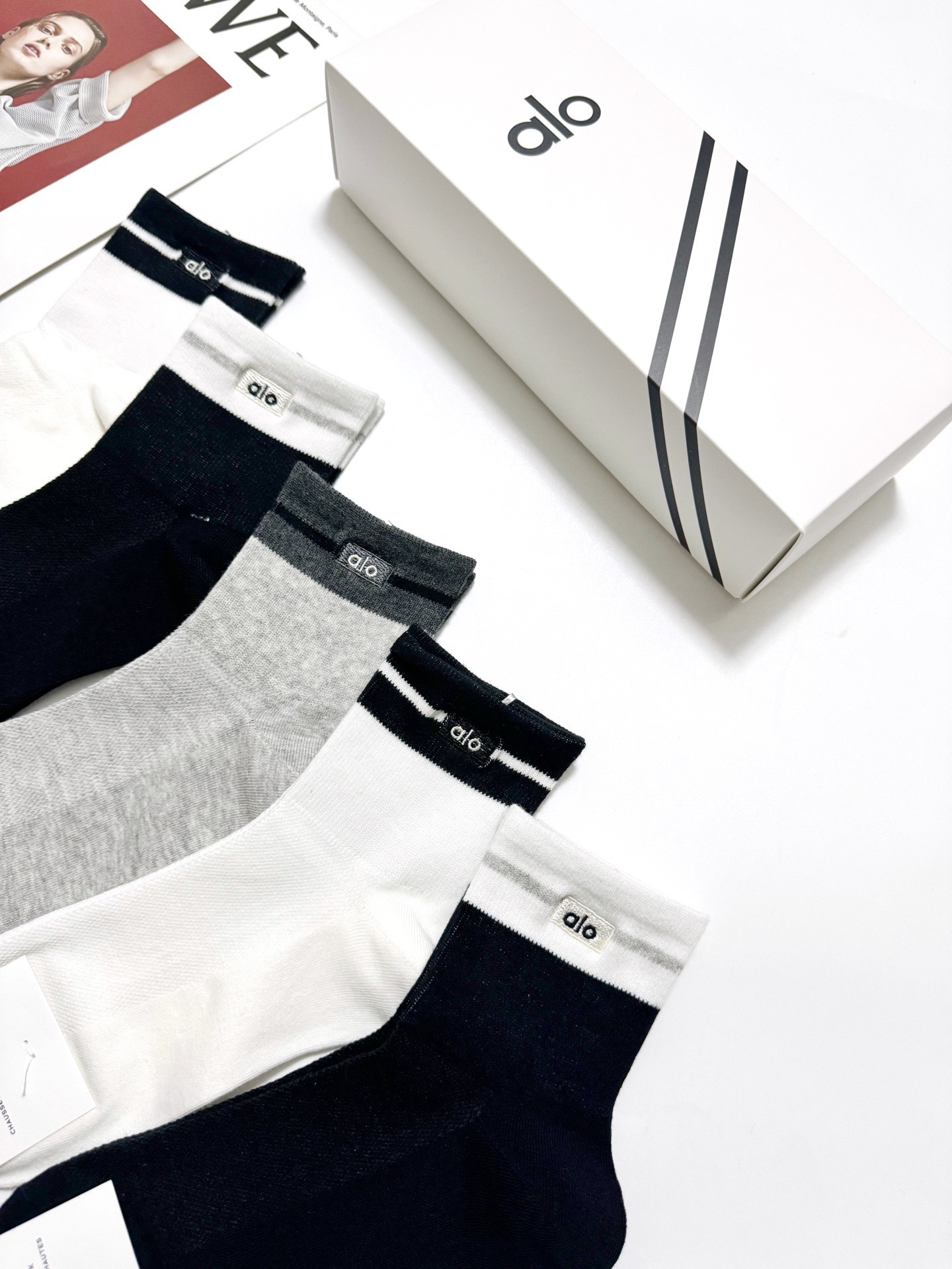 配包装🌟【一盒5 双】 🌟alo 经典刺绣字母logo 纯棉 中筒袜 ，软糯亲肤，ins超火爆配色 ，秋