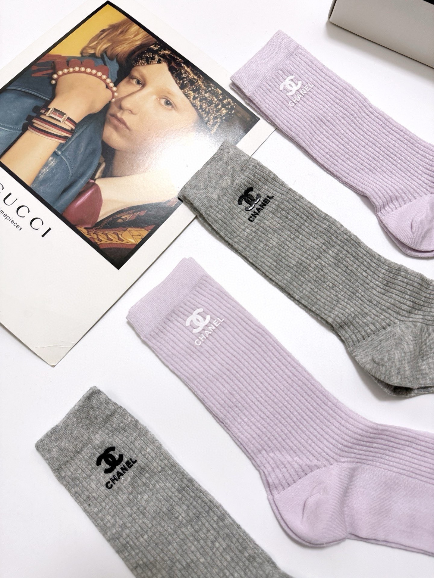 配包装🌟【一盒4 双】🌟Chanel 香奈儿 经典字母logo 超薄无骨中筒袜，纯棉 条纹小腿袜 堆堆袜