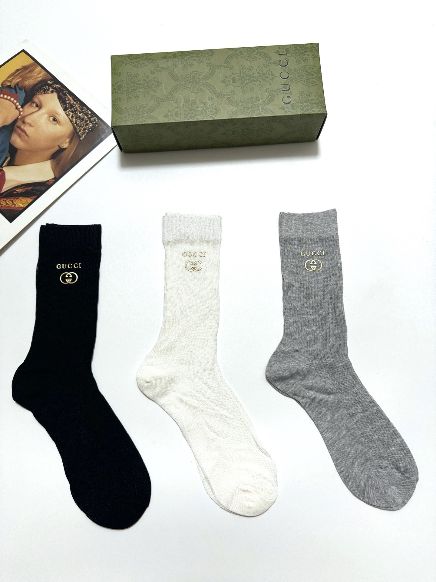 配包装🌟【一盒3 双】 🌟Gucci 古琦 经典字母logo 超薄透气中筒袜 ，ins超火爆空调袜，潮人