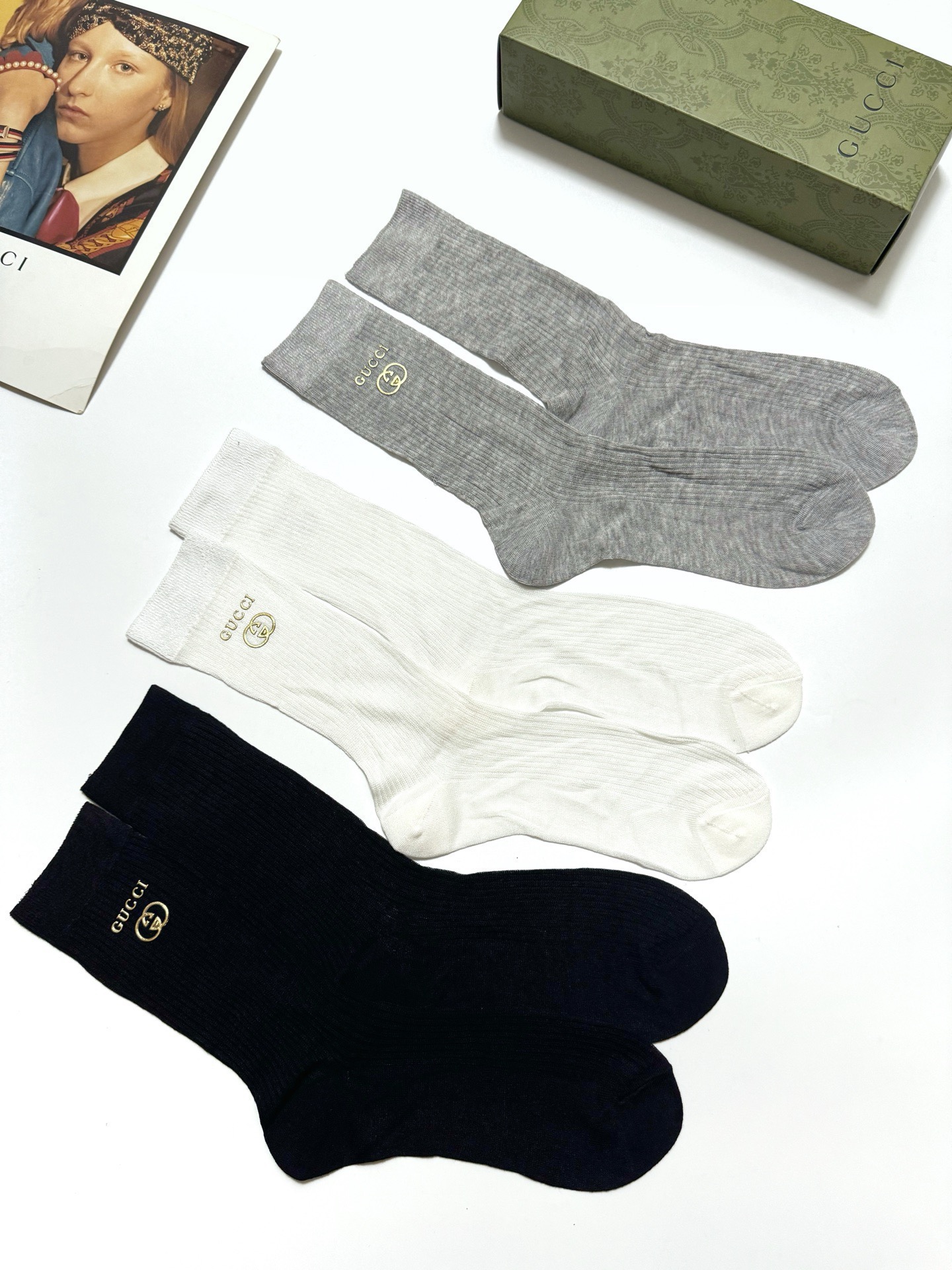 配包装🌟【一盒3 双】 🌟Gucci 古琦 经典字母logo 超薄透气中筒袜 ，ins超火爆空调袜，潮人