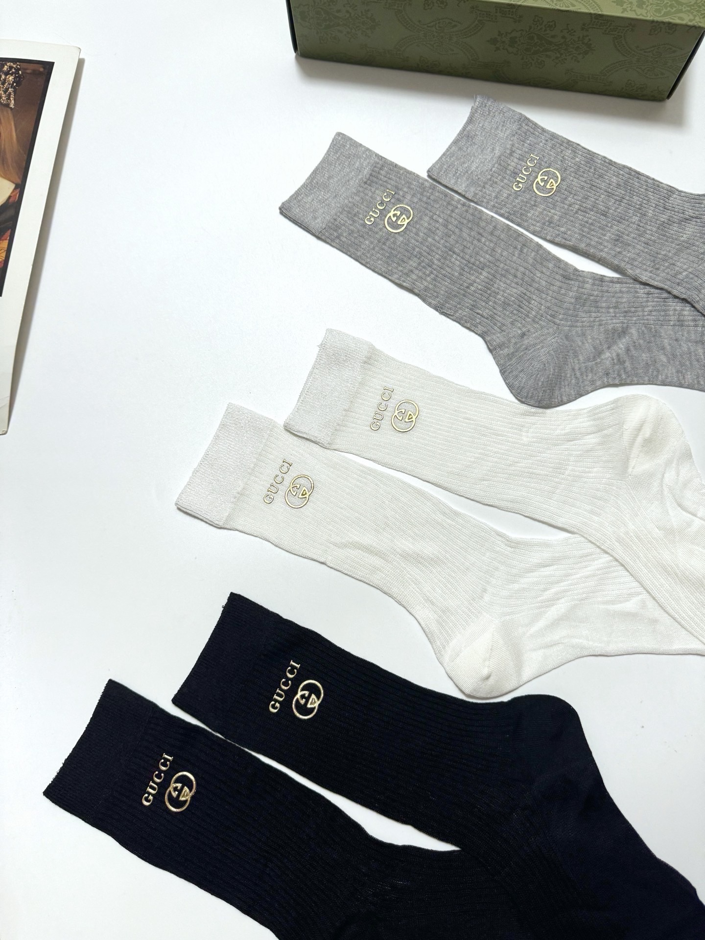 配包装🌟【一盒3 双】 🌟Gucci 古琦 经典字母logo 超薄透气中筒袜 ，ins超火爆空调袜，潮人