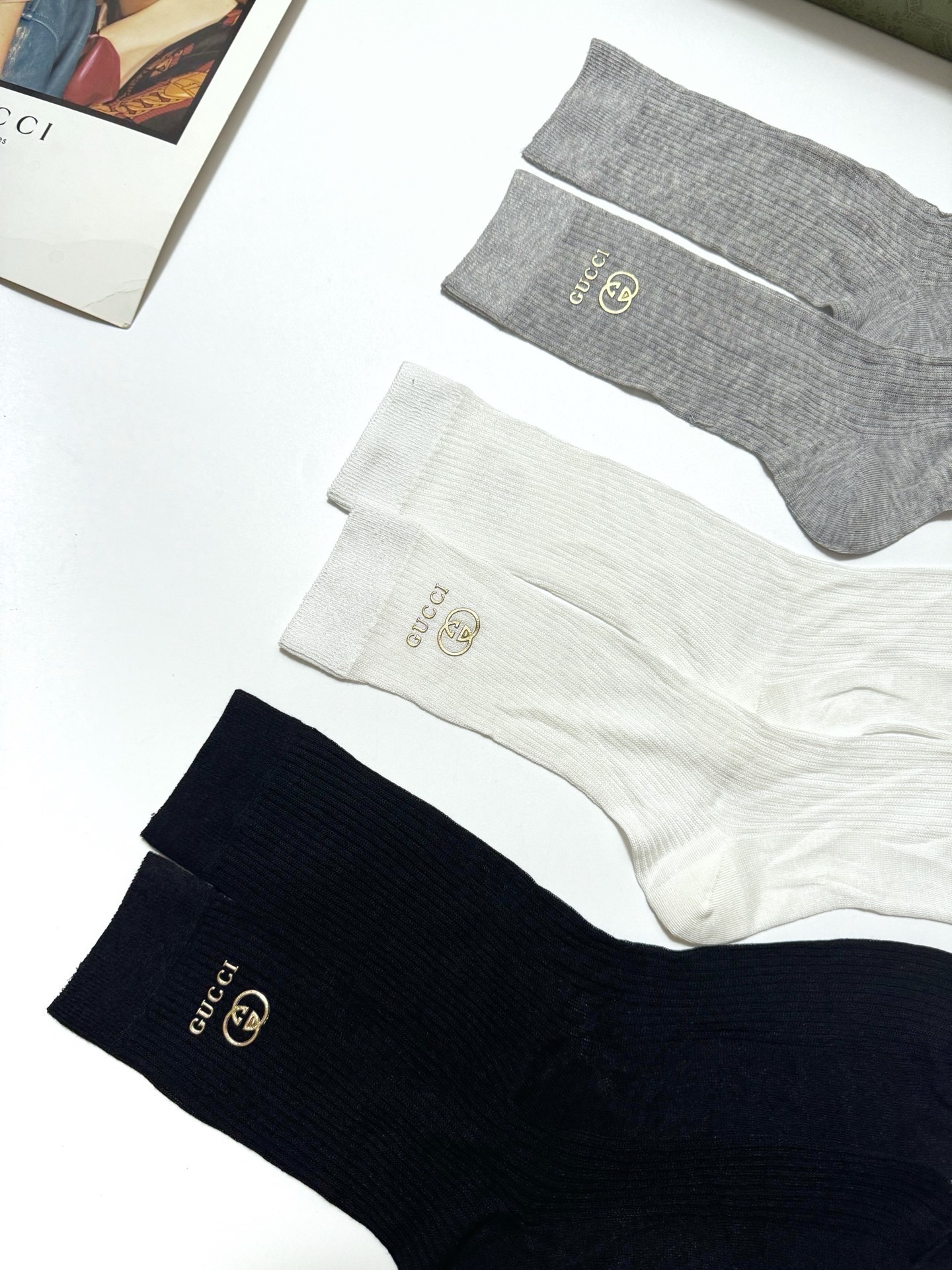 配包装🌟【一盒3 双】 🌟Gucci 古琦 经典字母logo 超薄透气中筒袜 ，ins超火爆空调袜，潮人