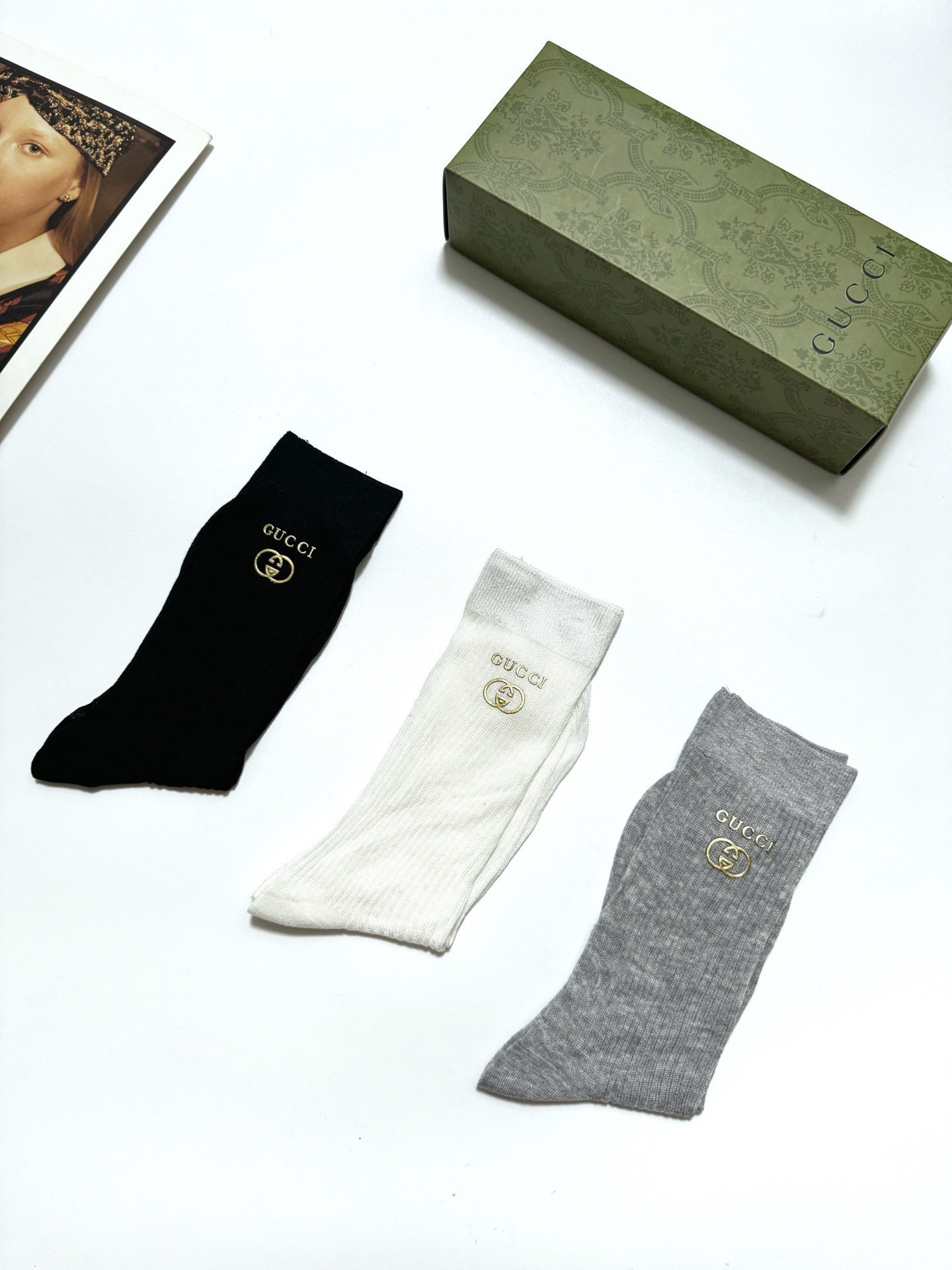 配包装🌟【一盒3 双】 🌟Gucci 古琦 经典字母logo 超薄透气中筒袜 ，ins超火爆空调袜，潮人