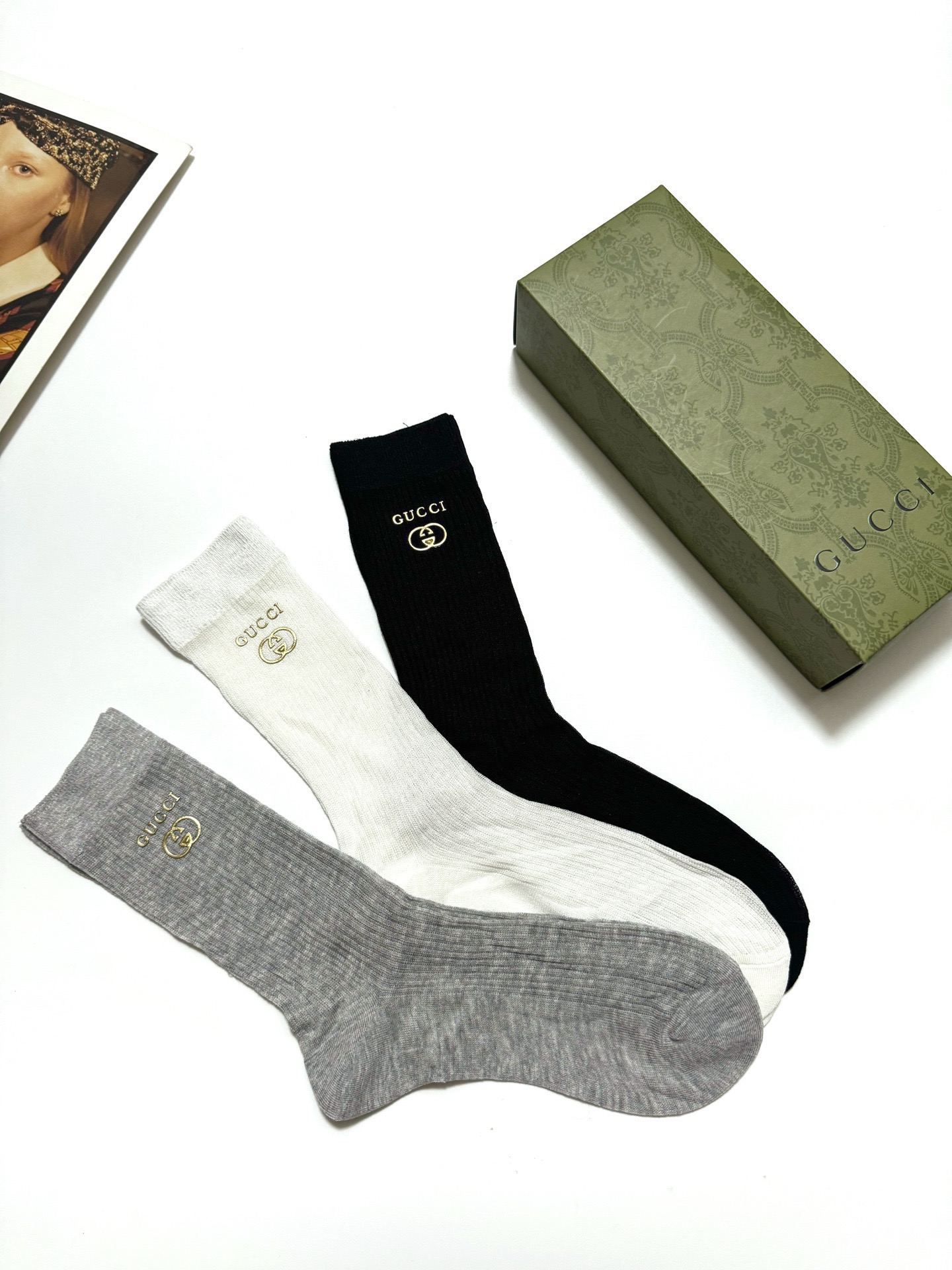 配包装🌟【一盒3 双】 🌟Gucci 古琦 经典字母logo 超薄透气中筒袜 ，ins超火爆空调袜，潮人