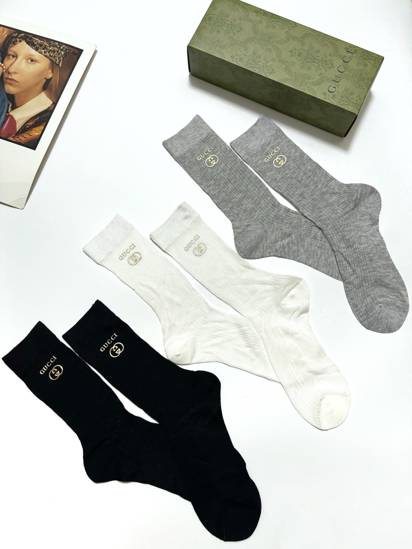 配包装🌟【一盒3 双】 🌟Gucci 古琦 经典字母logo 超薄透气中筒袜 ，ins超火爆空调袜，潮人