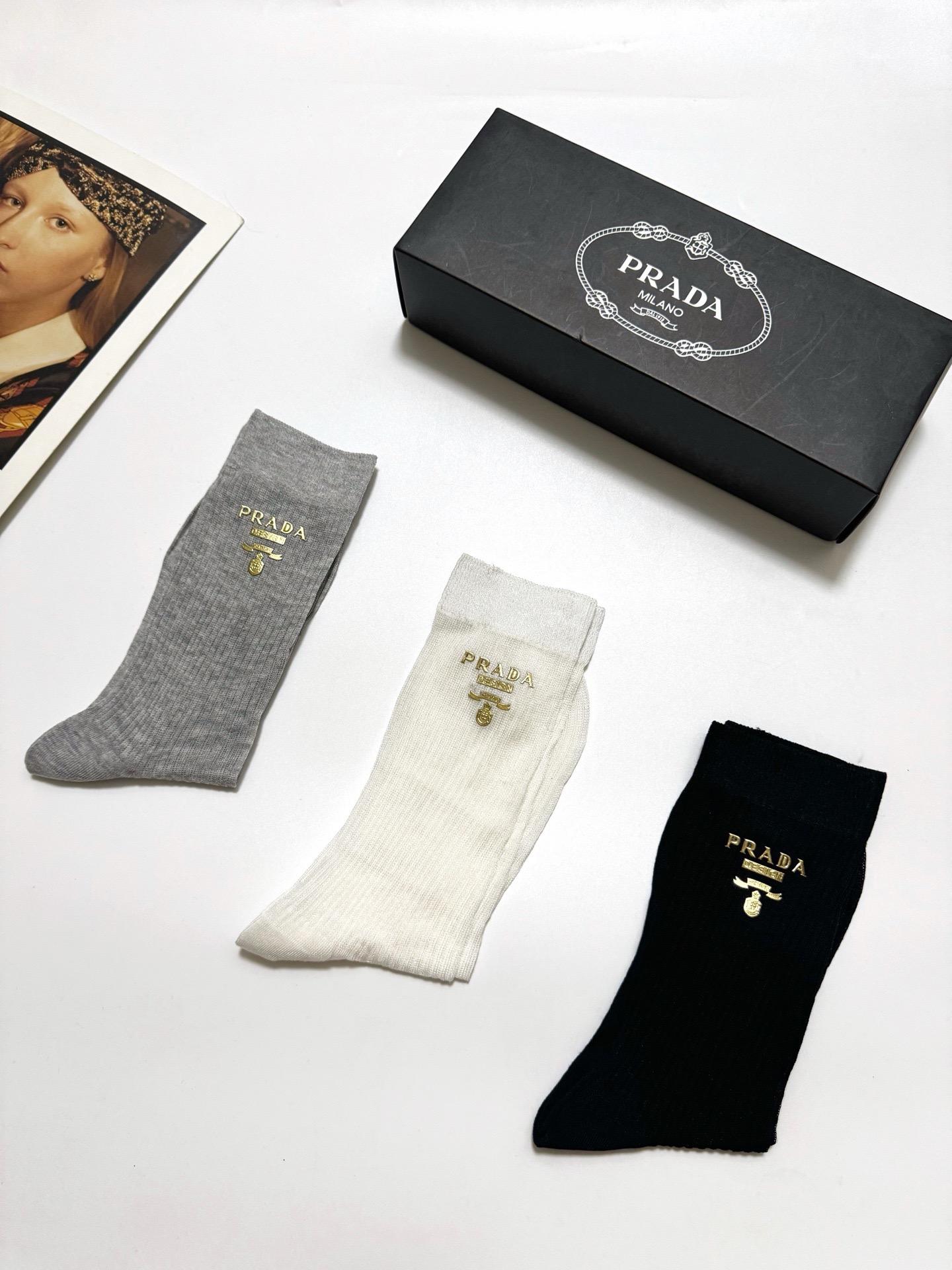 配包装🌟【一盒3 双】 🌟Prada 普拉达 经典字母logo 超薄透气中筒袜 ，ins超火爆空调袜，潮