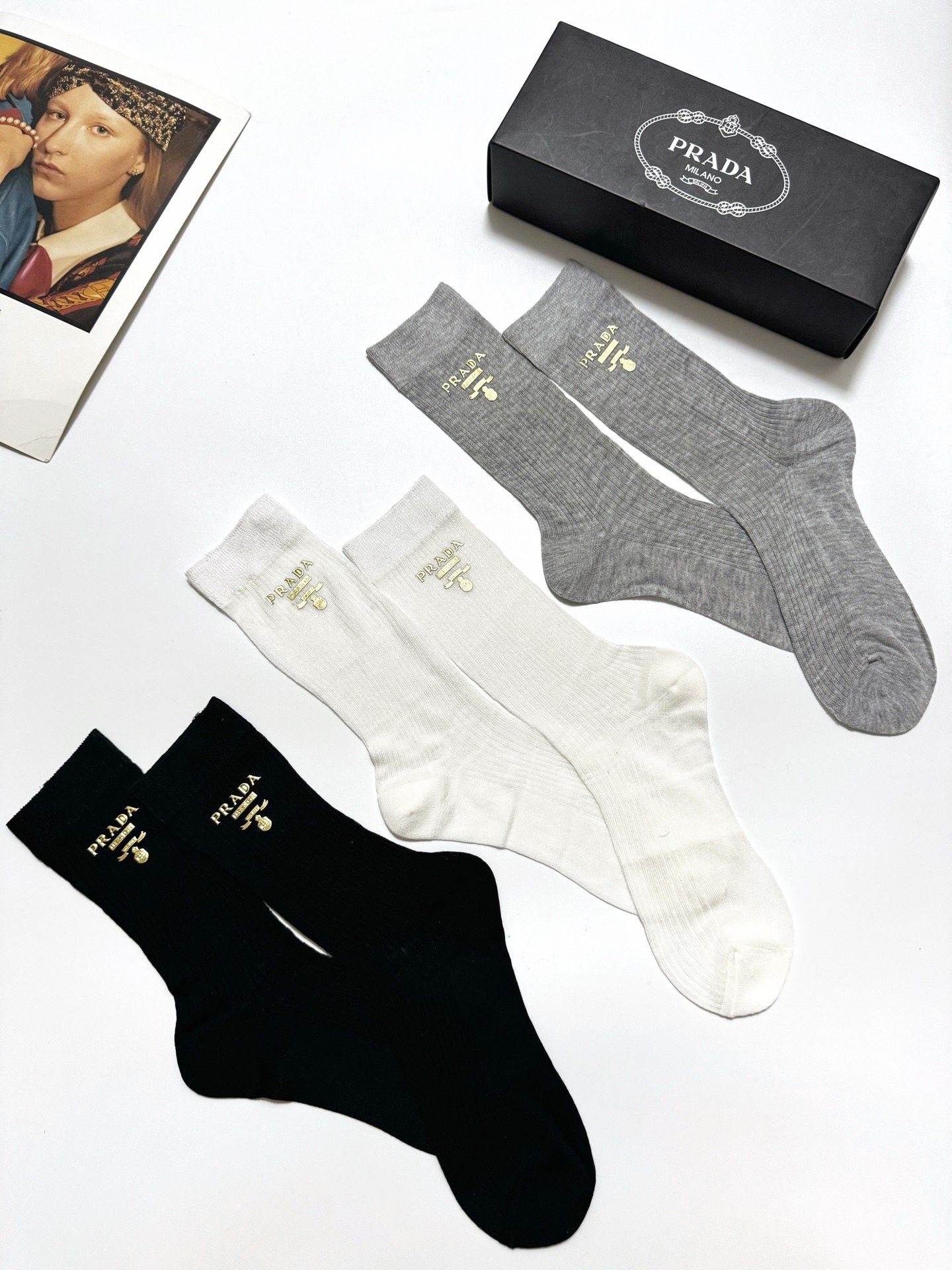 配包装🌟【一盒3 双】 🌟Prada 普拉达 经典字母logo 超薄透气中筒袜 ，ins超火爆空调袜，潮